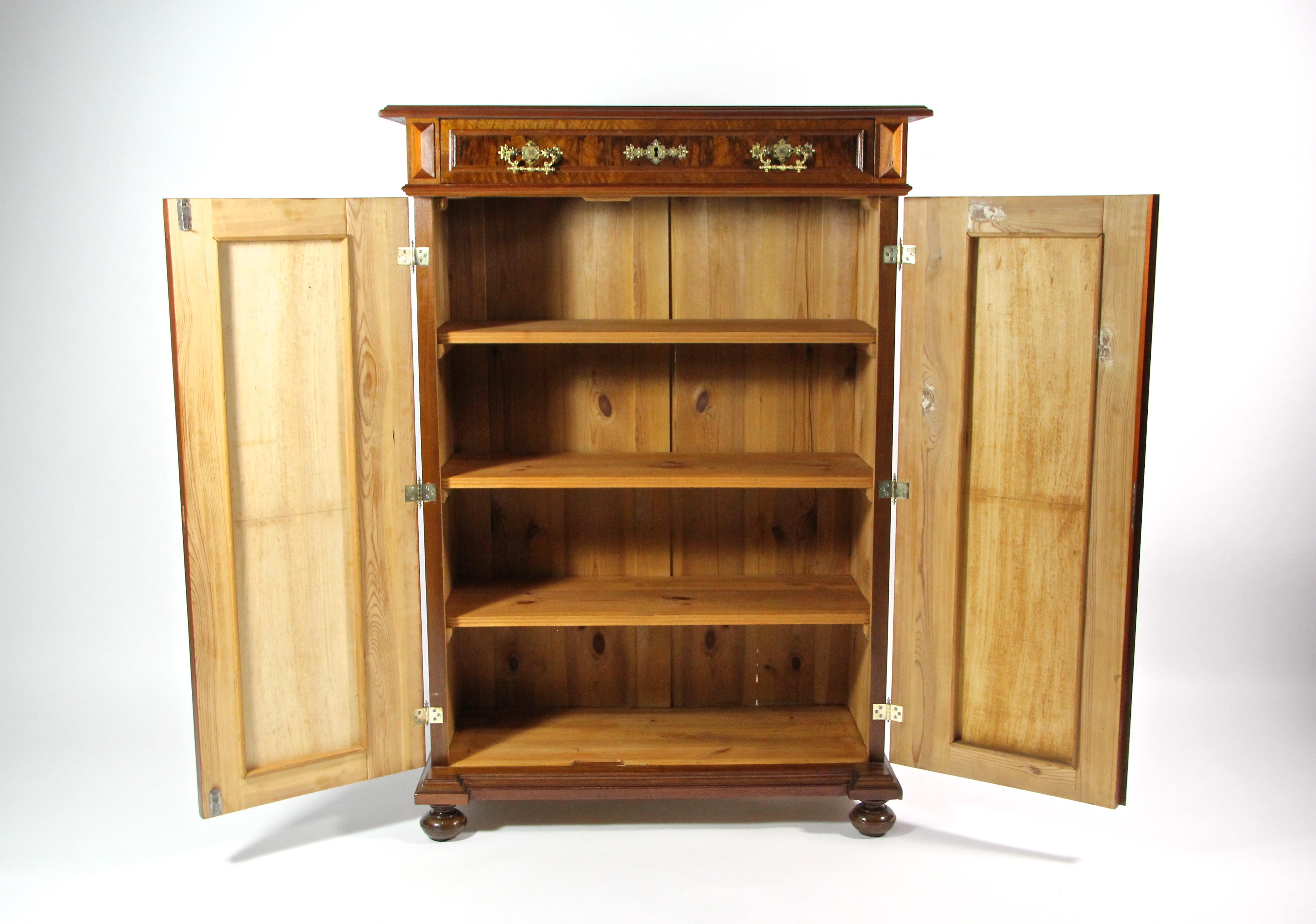 19th Century Nut Wood Cabinet/ Vertiko, Austria, circa 1890 In Good Condition For Sale In Lichtenberg, AT