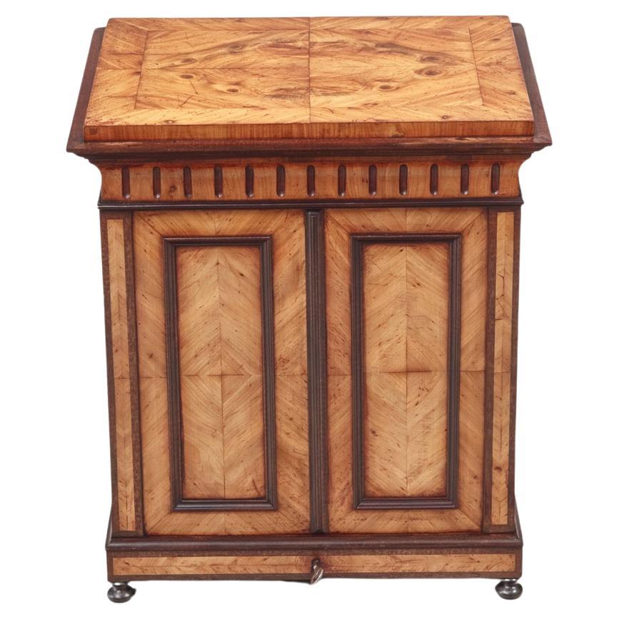 Armadietto per esemplari in legno di noce e legno di frutta del XIX secolo in vendita