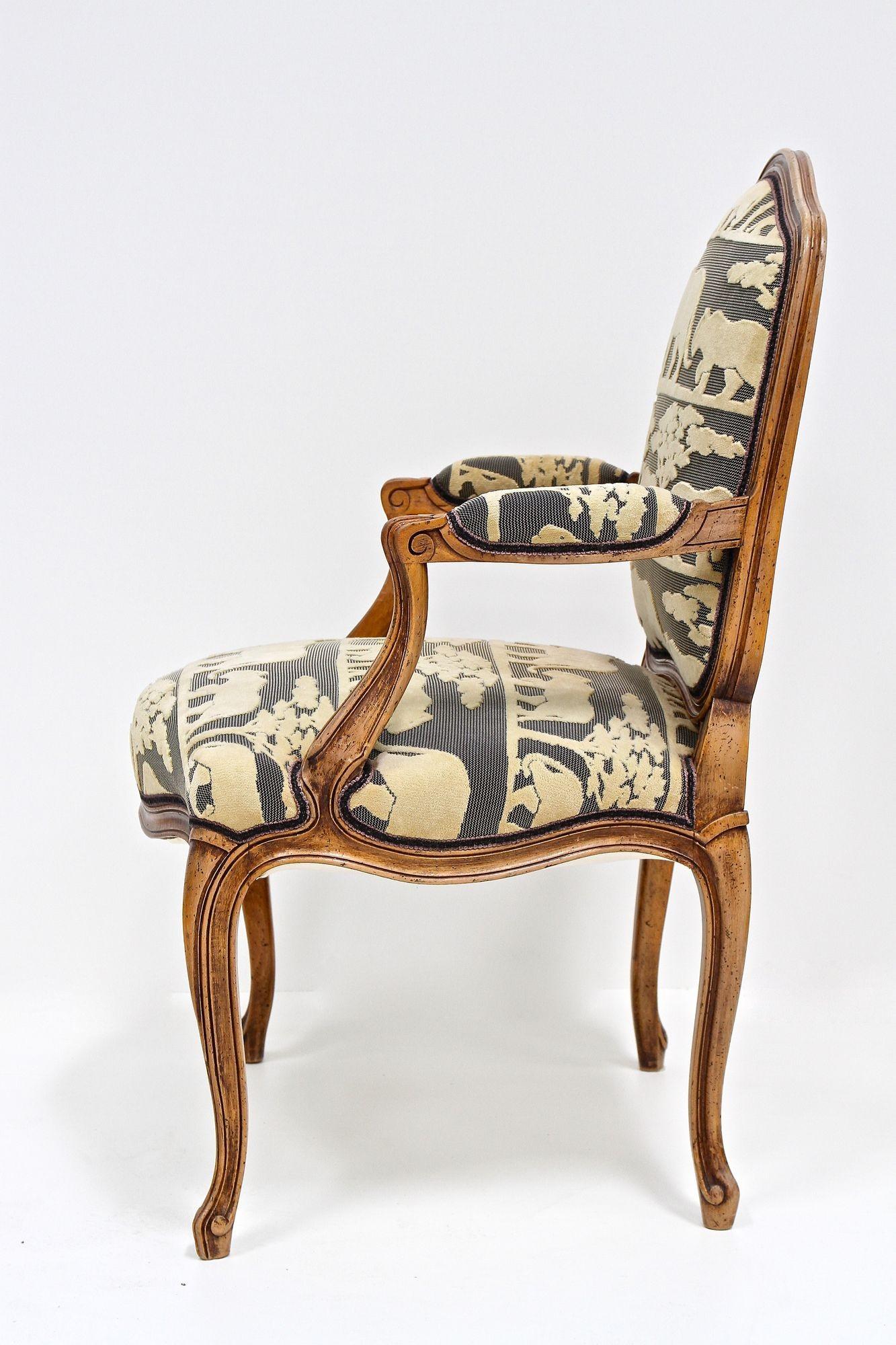 Poltrona in legno di noce del XIX secolo con cuscino, intagliata a mano, AT 1880 ca. in vendita 4