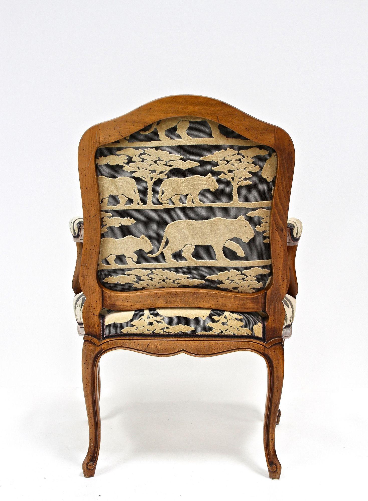 Poltrona in legno di noce del XIX secolo con cuscino, intagliata a mano, AT 1880 ca. in vendita 5
