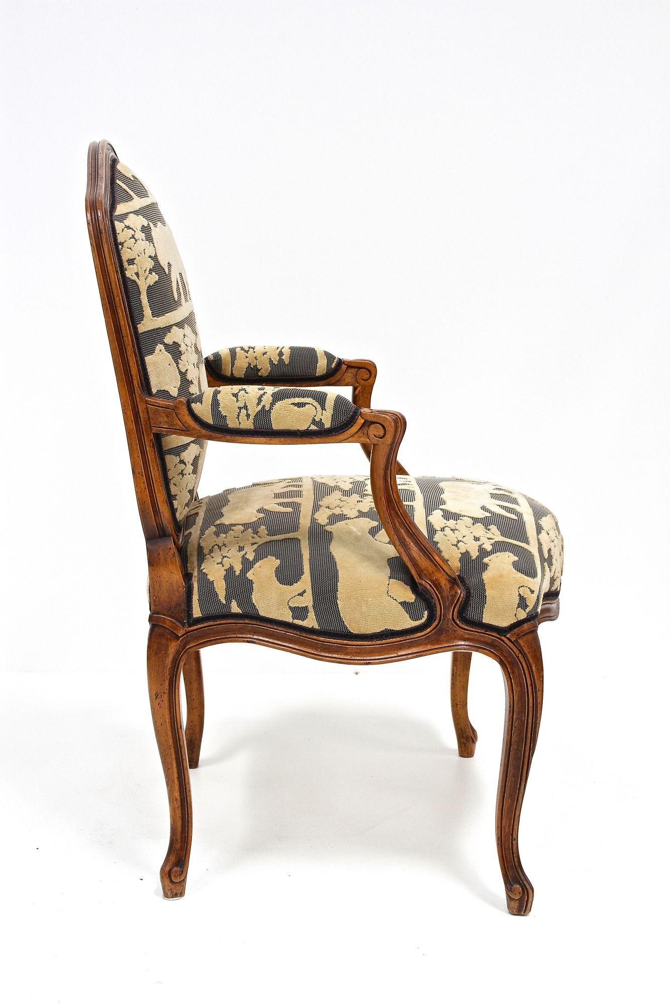 Poltrona in legno di noce del XIX secolo con cuscino, intagliata a mano, AT 1880 ca. in vendita 6