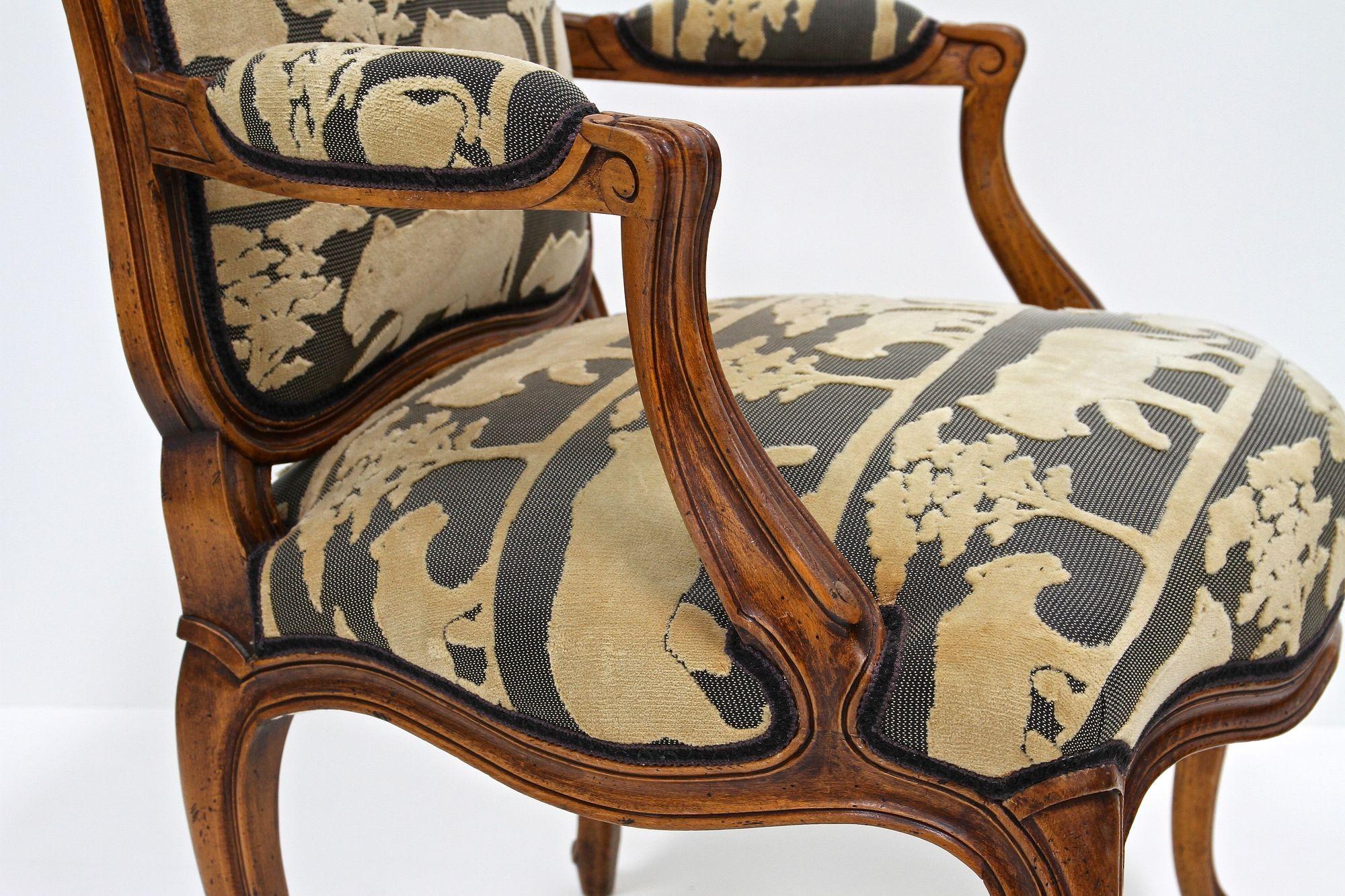 Poltrona in legno di noce del XIX secolo con cuscino, intagliata a mano, AT 1880 ca. in vendita 7
