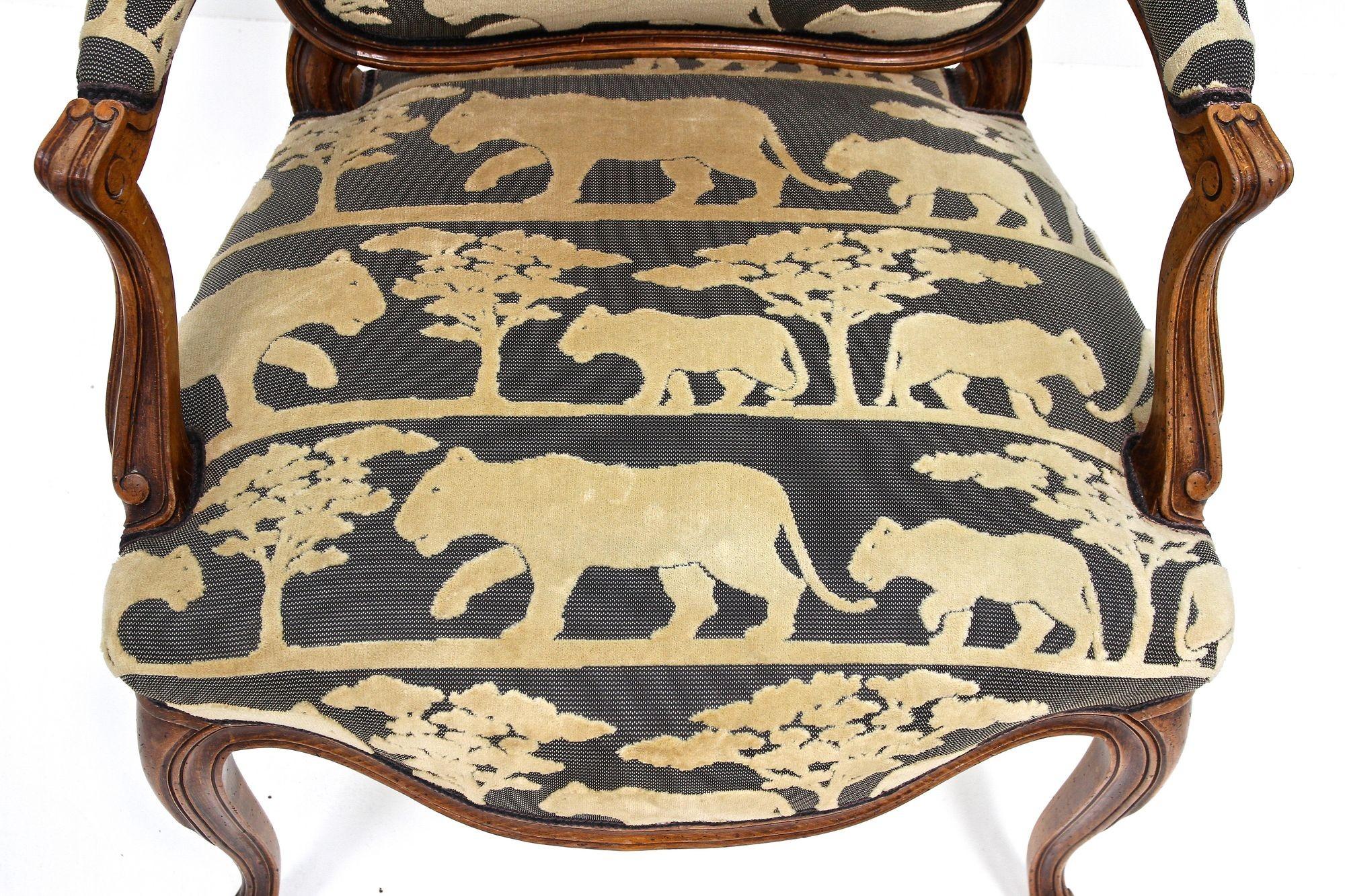 Poltrona in legno di noce del XIX secolo con cuscino, intagliata a mano, AT 1880 ca. in vendita 9