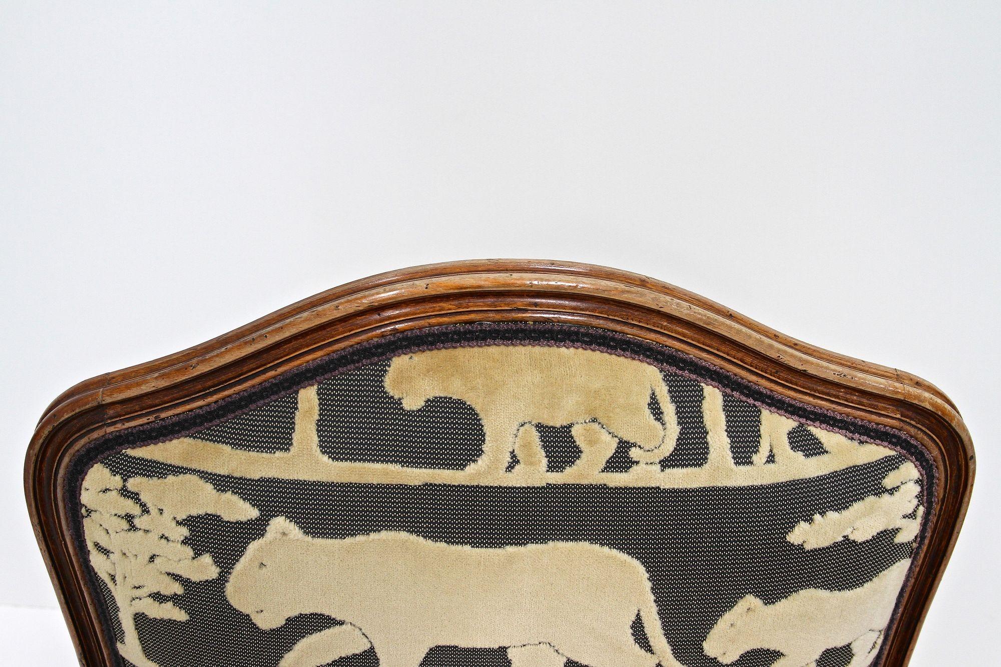 Poltrona in legno di noce del XIX secolo con cuscino, intagliata a mano, AT 1880 ca. in vendita 10
