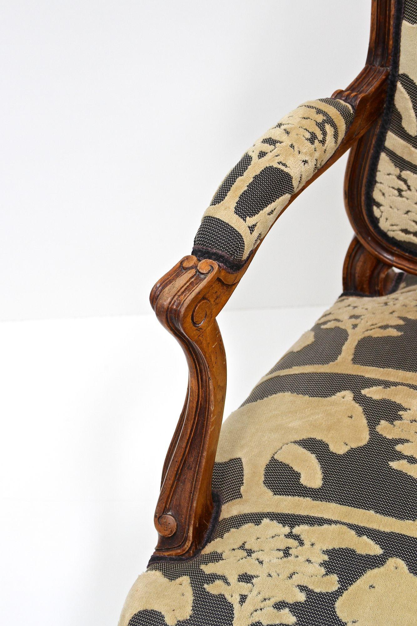 Poltrona in legno di noce del XIX secolo con cuscino, intagliata a mano, AT 1880 ca. in vendita 11