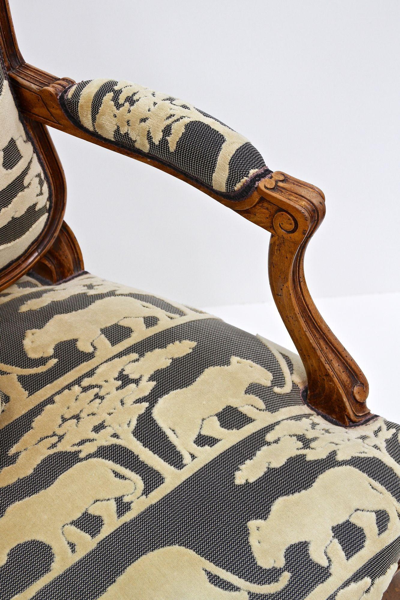 Poltrona in legno di noce del XIX secolo con cuscino, intagliata a mano, AT 1880 ca. in vendita 12