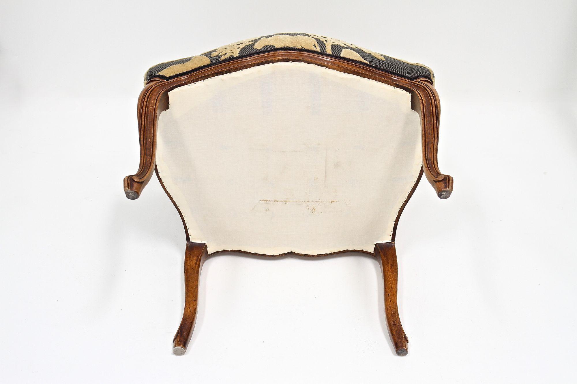 Poltrona in legno di noce del XIX secolo con cuscino, intagliata a mano, AT 1880 ca. in vendita 13