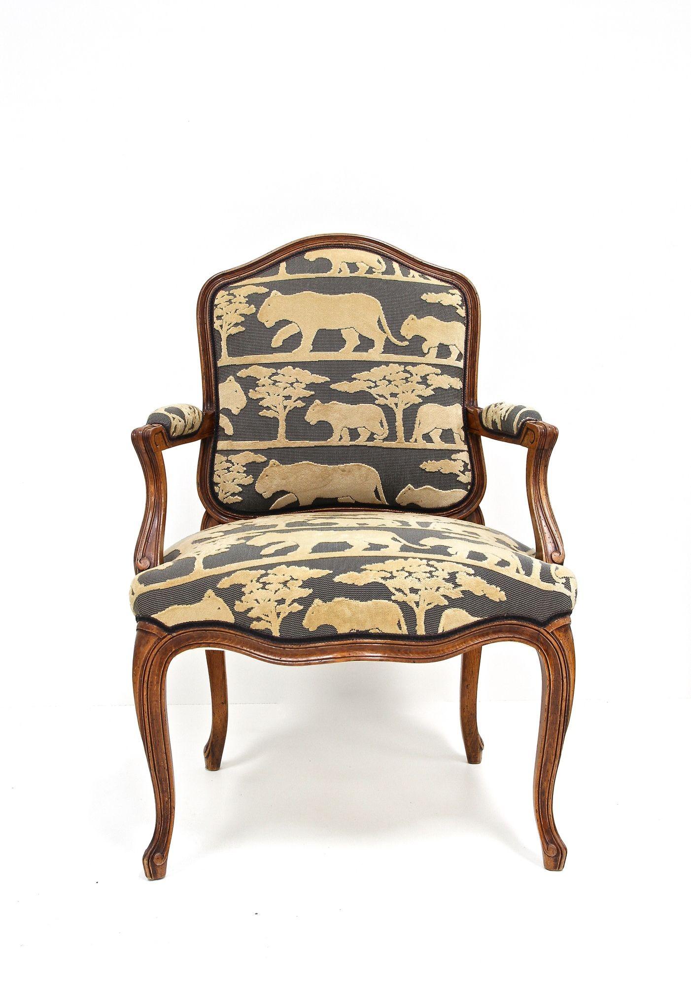 Barocco Poltrona in legno di noce del XIX secolo con cuscino, intagliata a mano, AT 1880 ca. in vendita