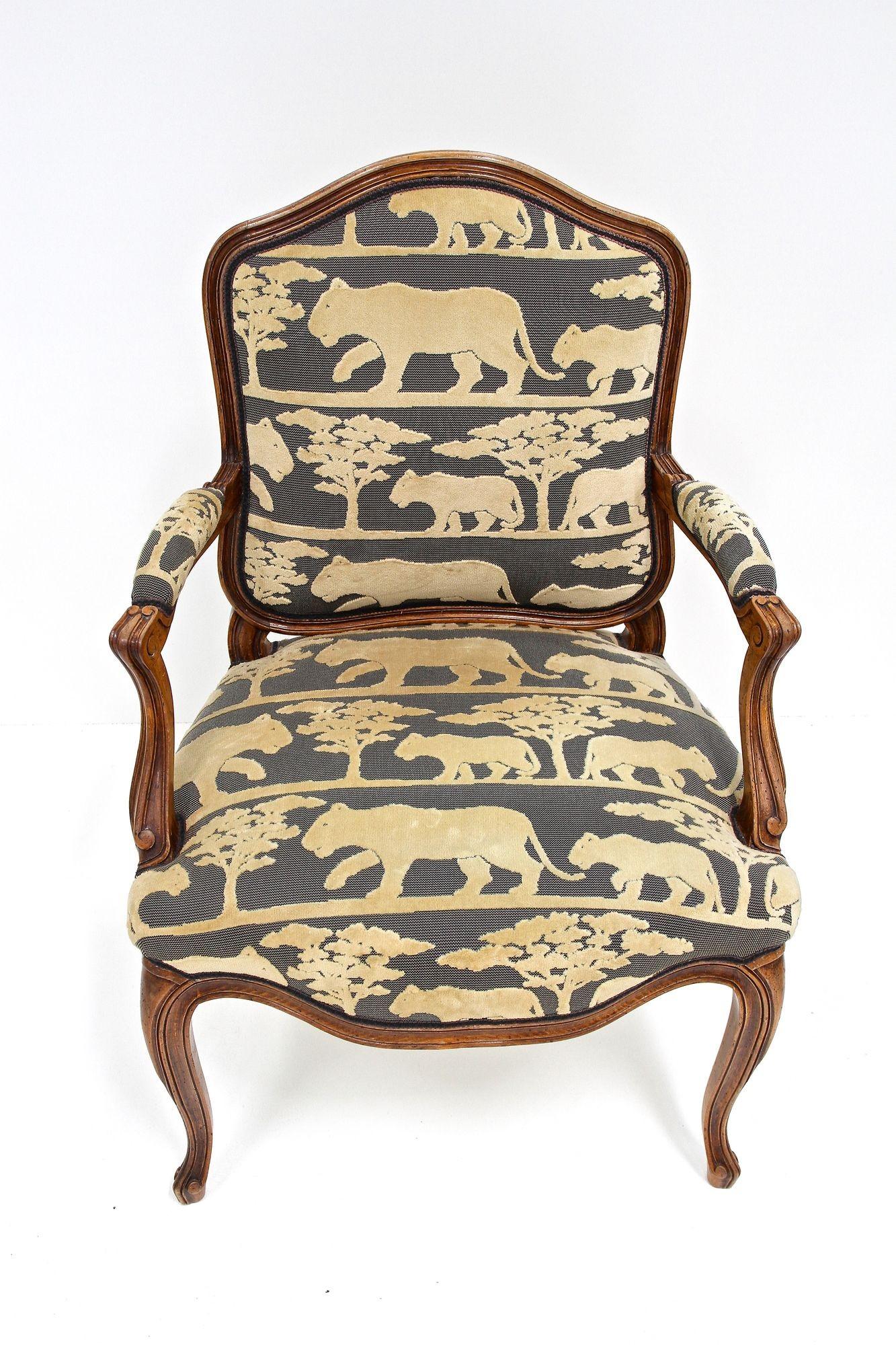 Austriaco Poltrona in legno di noce del XIX secolo con cuscino, intagliata a mano, AT 1880 ca. in vendita