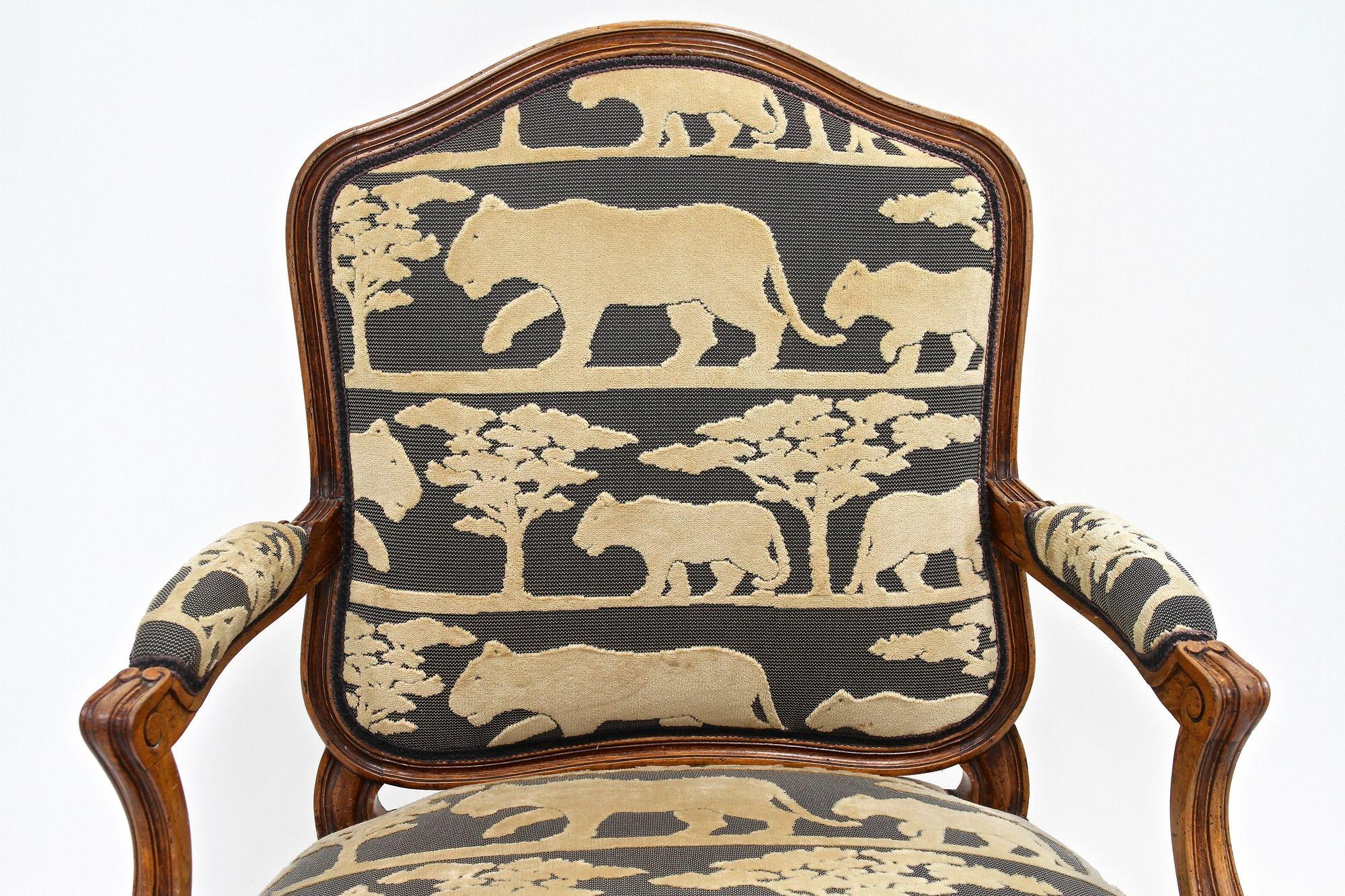 Intagliato a mano Poltrona in legno di noce del XIX secolo con cuscino, intagliata a mano, AT 1880 ca. in vendita