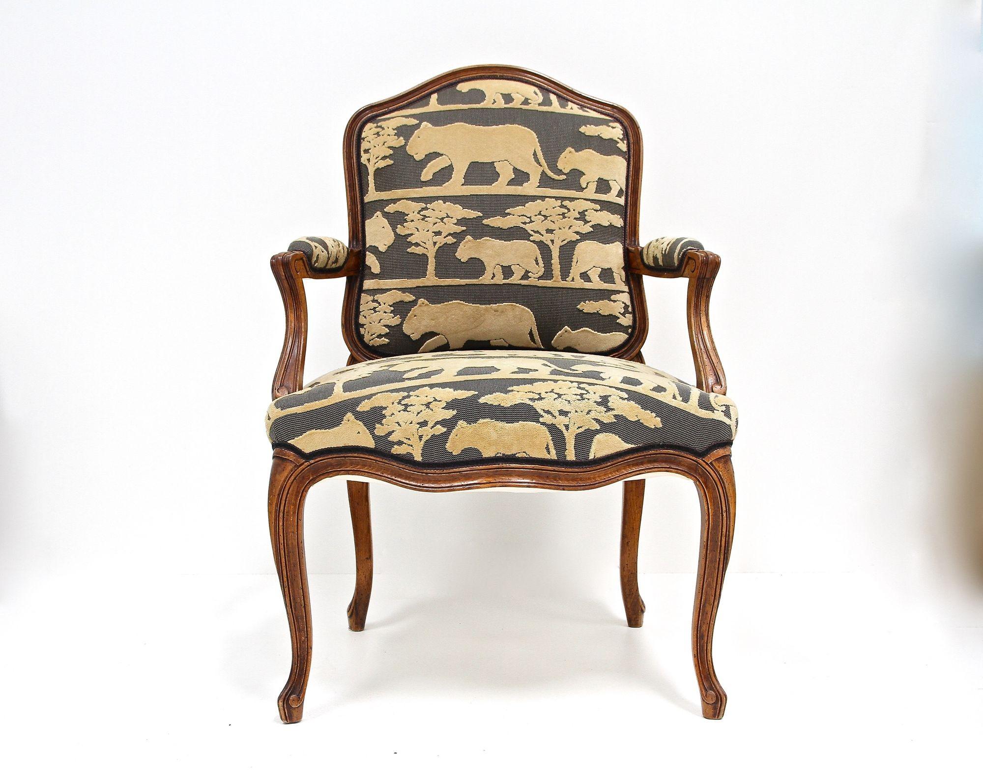 Tessuto Poltrona in legno di noce del XIX secolo con cuscino, intagliata a mano, AT 1880 ca. in vendita