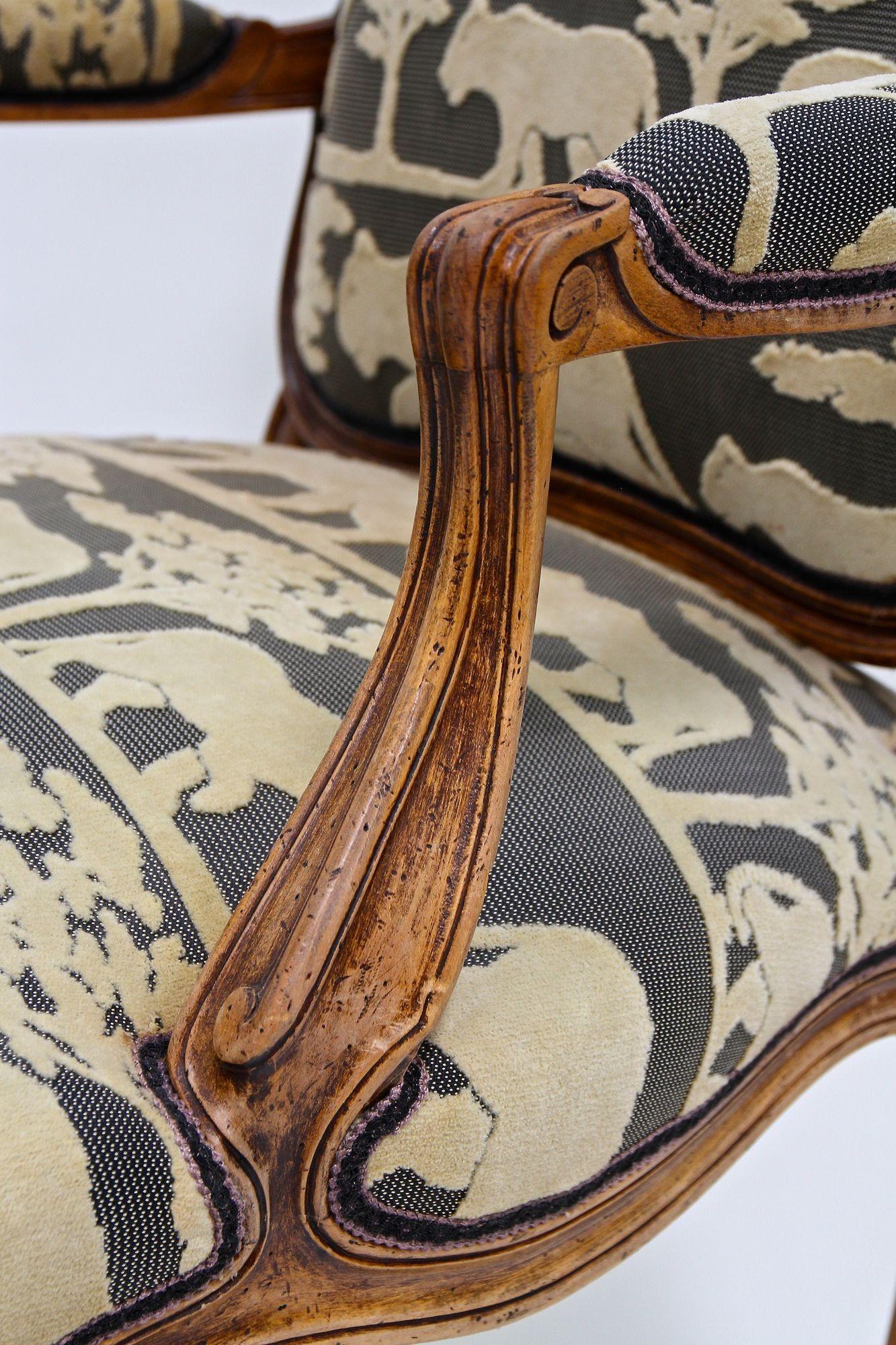 Poltrona in legno di noce del XIX secolo con cuscino, intagliata a mano, AT 1880 ca. in vendita 1