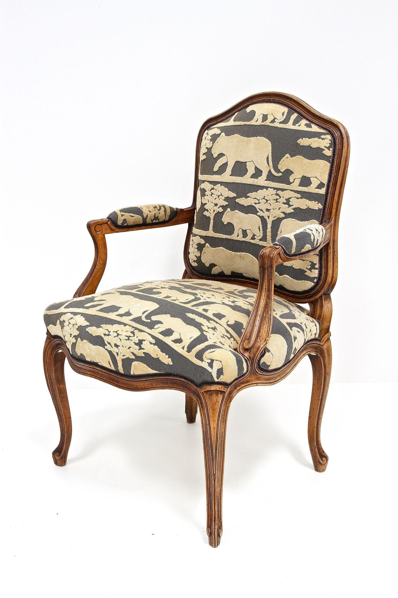 Poltrona in legno di noce del XIX secolo con cuscino, intagliata a mano, AT 1880 ca. in vendita 2