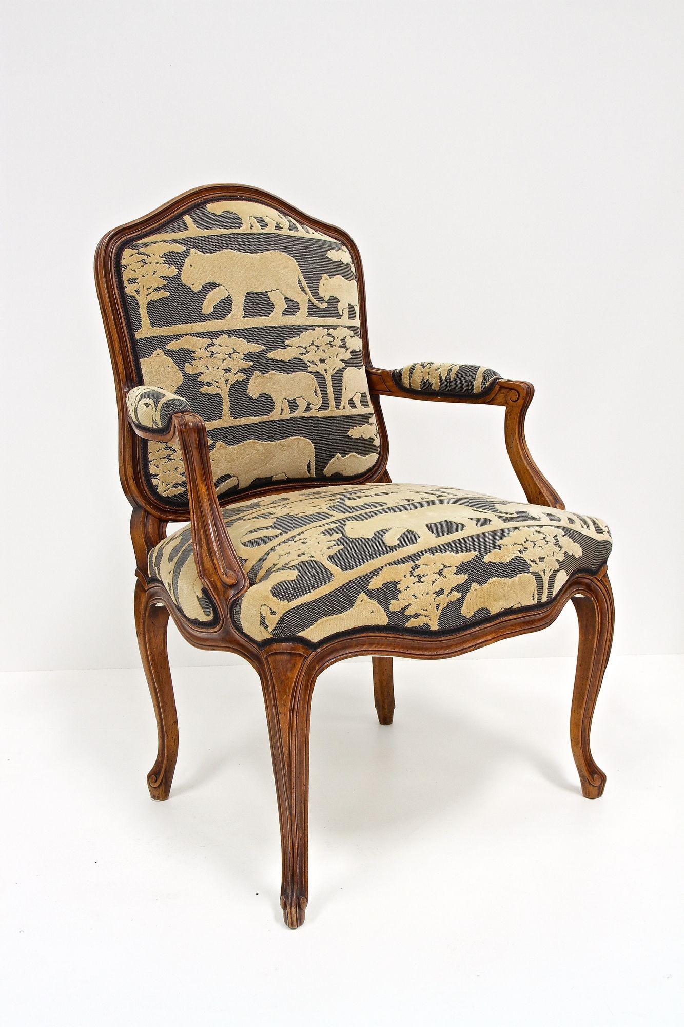 Poltrona in legno di noce del XIX secolo con cuscino, intagliata a mano, AT 1880 ca. in vendita 3