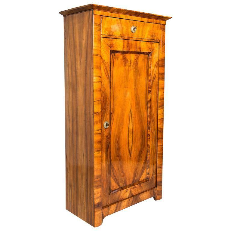 Outstanding 19th century Biedermeier nutwood cabinet out of Vienna/ Austria, elaborately processed, circa 1835. The substructure made of spruce wood was covered with finest walnut veneer impressing with an absolute incredible grain, a perfect