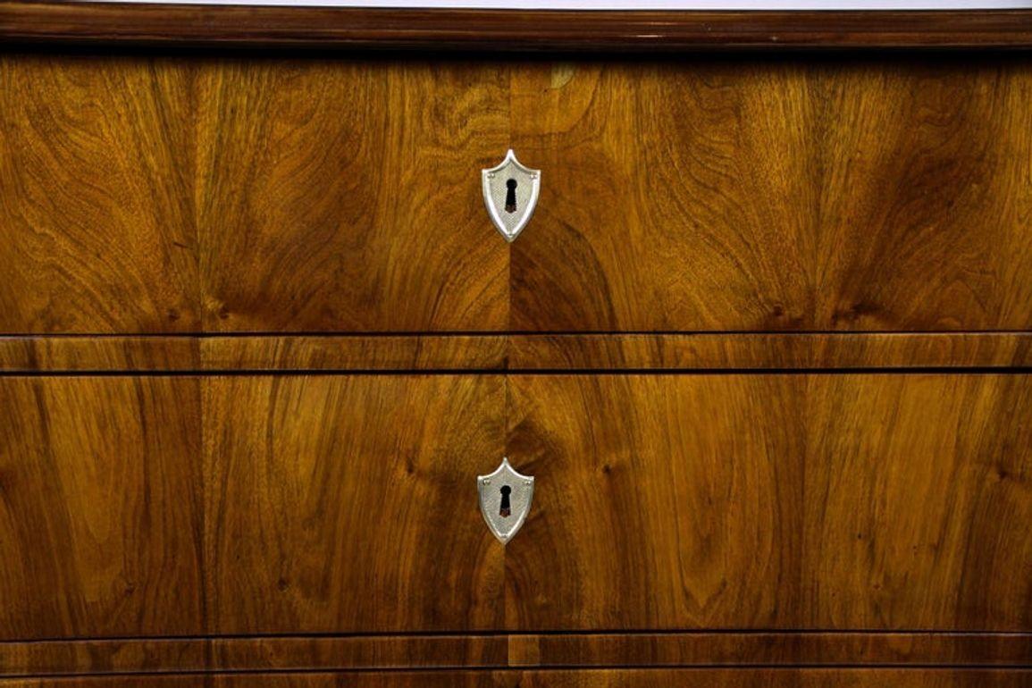 Cassettiera Biedermeier in legno di noce del XIX secolo, Austria, 1840 ca. in vendita 4
