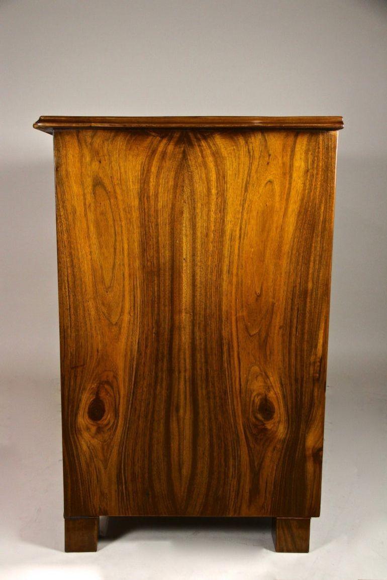 Cassettiera Biedermeier in legno di noce del XIX secolo, Austria, 1840 ca. in vendita 11
