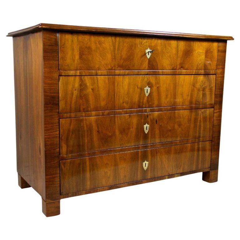 Austriaco Cassettiera Biedermeier in legno di noce del XIX secolo, Austria, 1840 ca. in vendita
