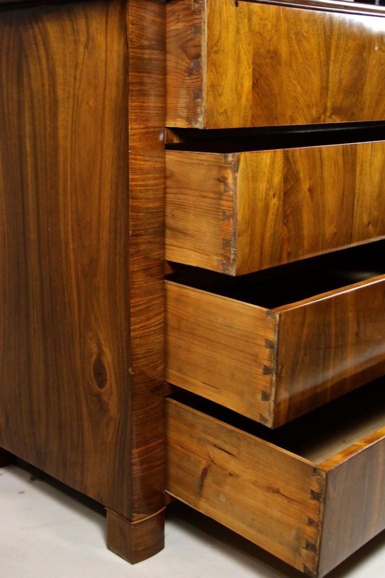 Cassettiera Biedermeier in legno di noce del XIX secolo, Austria, 1840 ca. in vendita 2