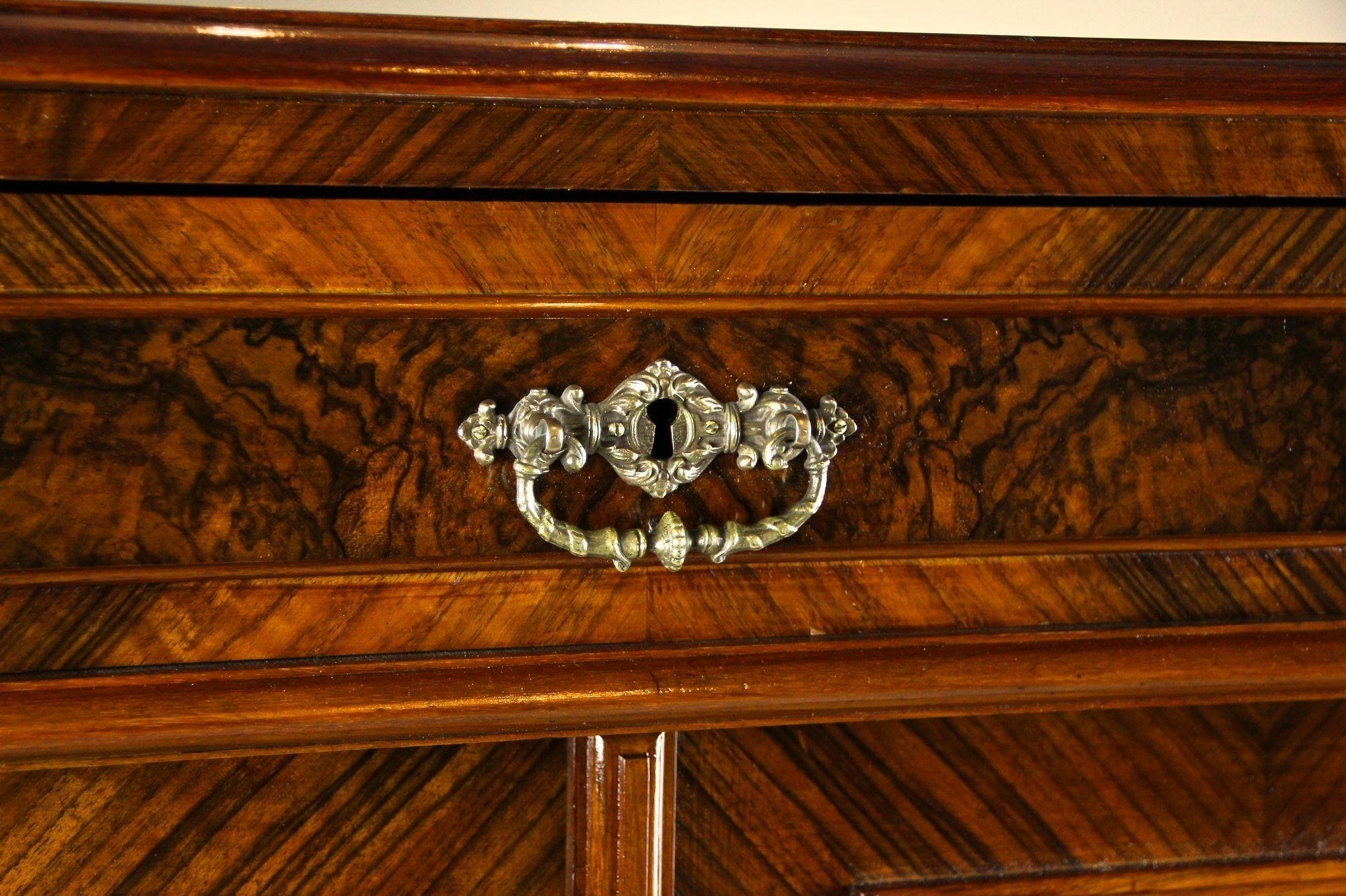 Mezzo mobile in legno di noce del XIX secolo, legno di noce/bronzo - Austria, circa 1880 in vendita 6