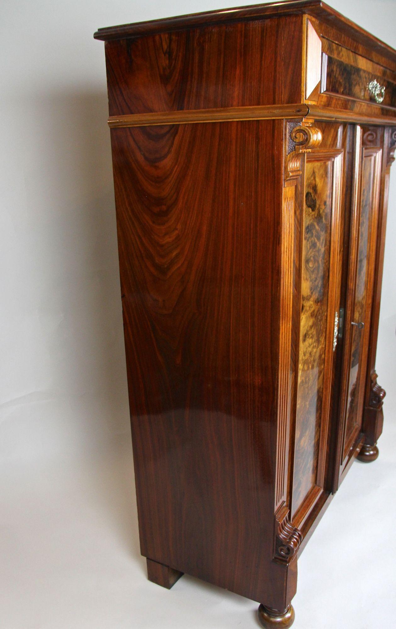Austriaco Mezzo mobile in legno di noce del XIX secolo, legno di noce/bronzo - Austria, circa 1880 in vendita