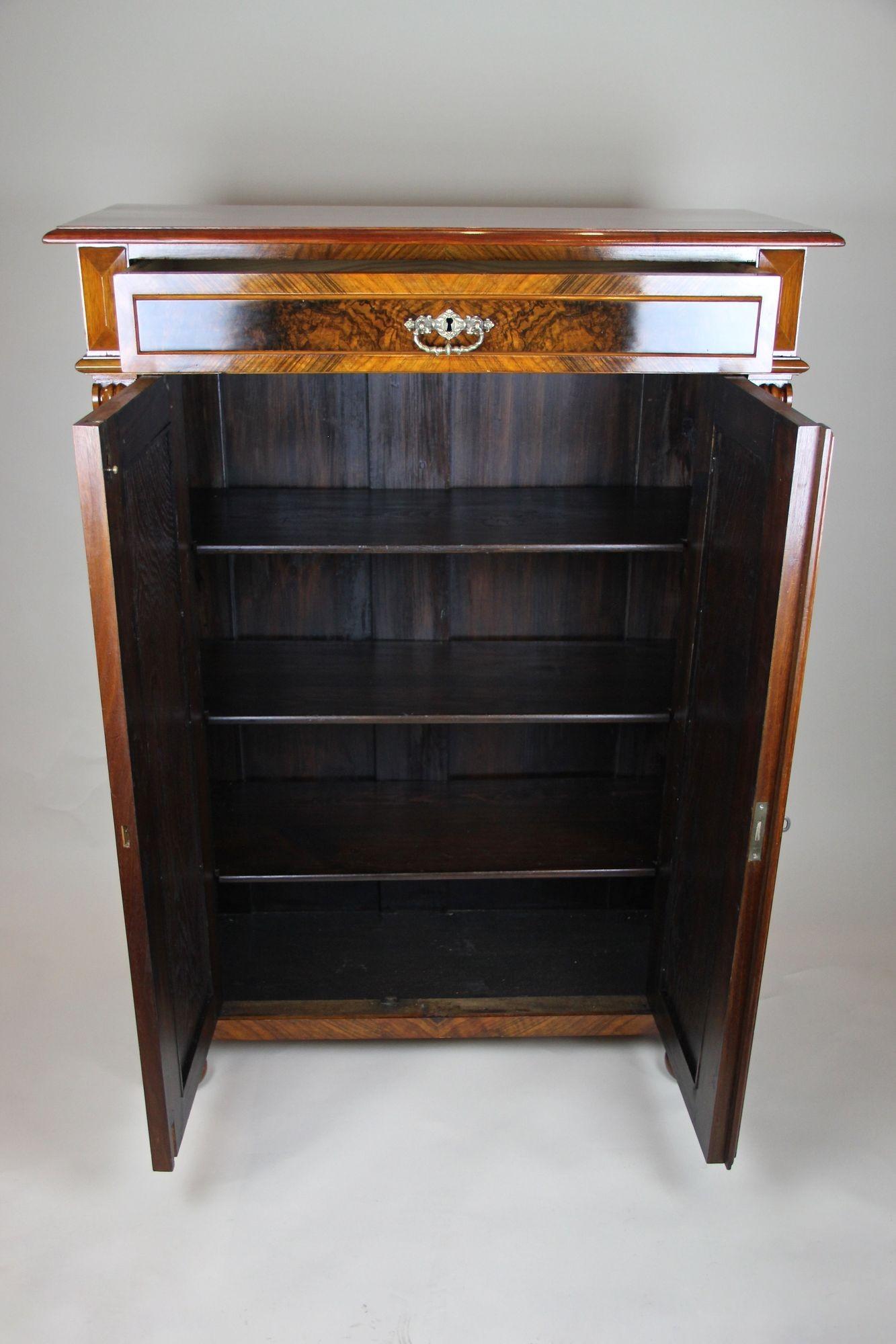 Mezzo mobile in legno di noce del XIX secolo, legno di noce/bronzo - Austria, circa 1880 in vendita 1