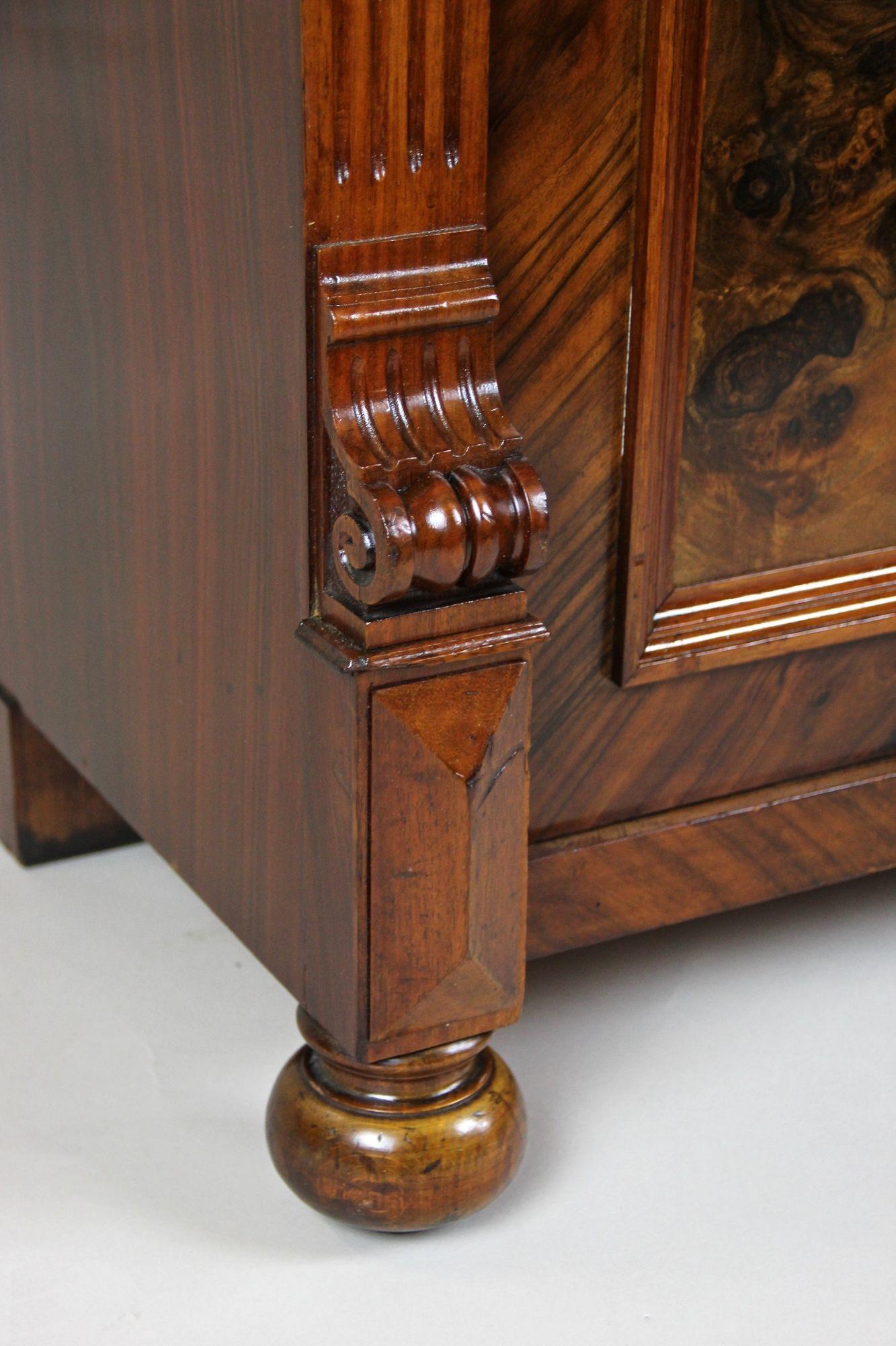 Mezzo mobile in legno di noce del XIX secolo, legno di noce/bronzo - Austria, circa 1880 in vendita 3