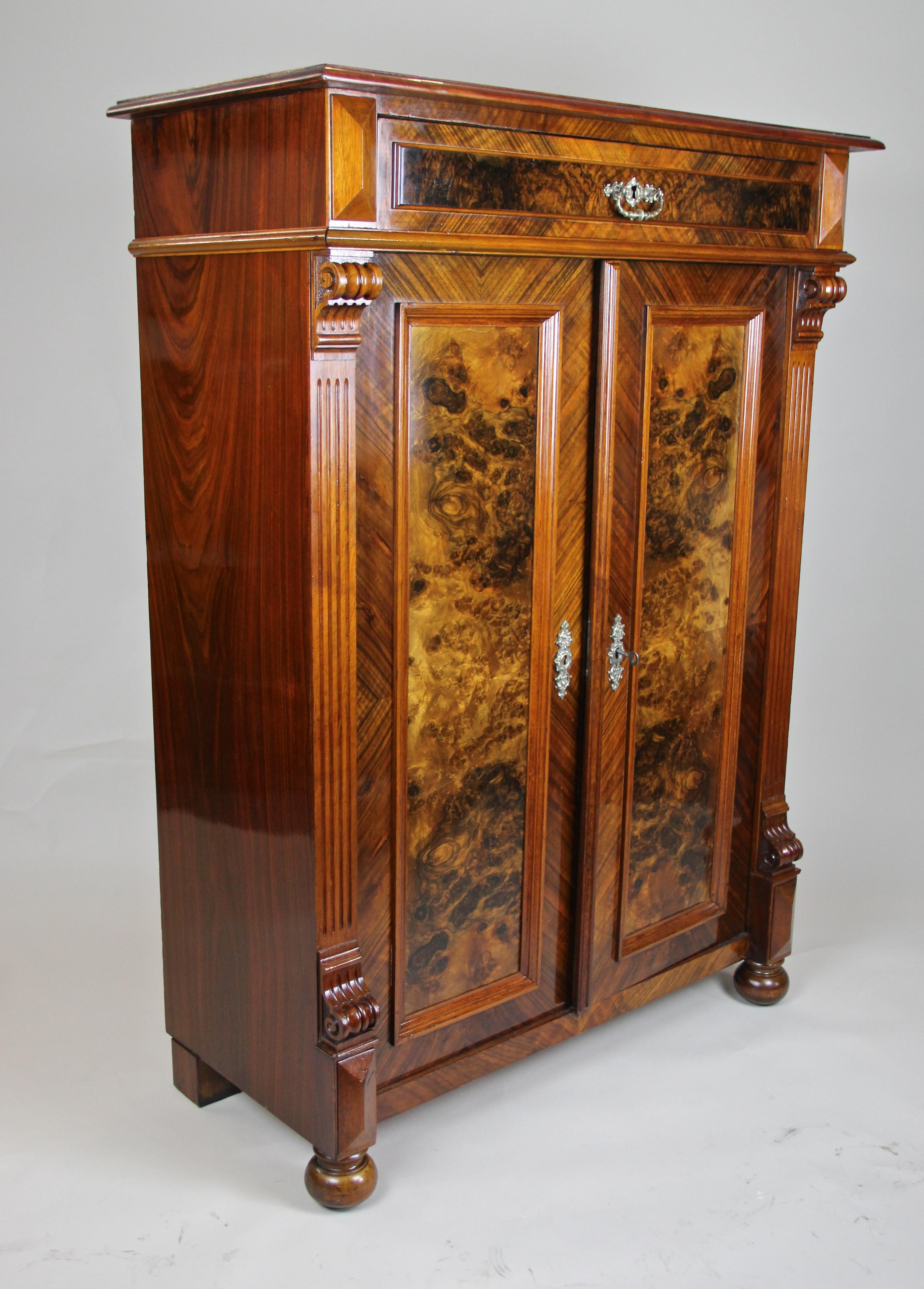 Extraordinaire demi-armoire en bois de noyer ou 