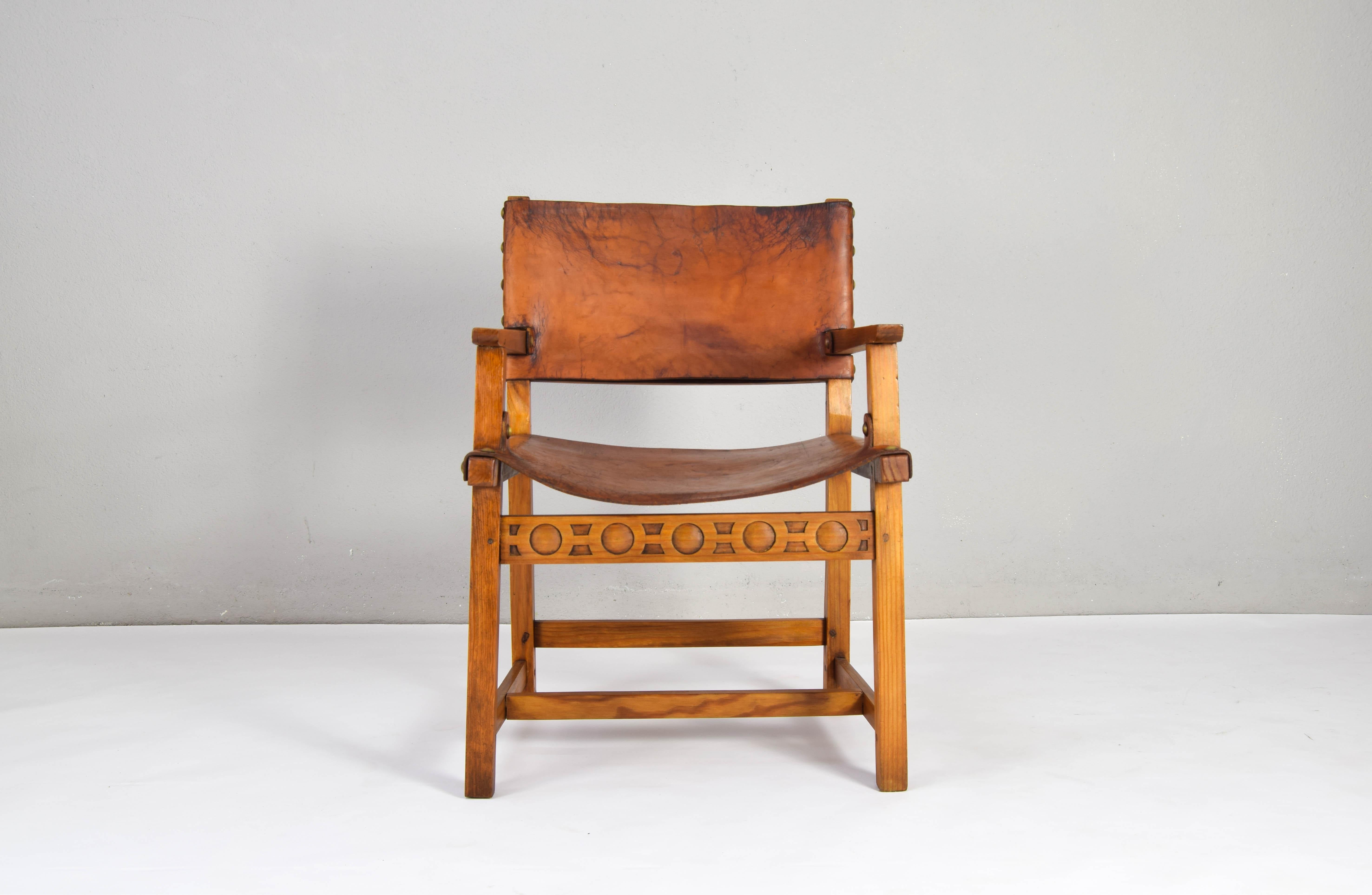 Beautiful leather and oak armchair with brass rivets made in Spain at the beginning of the 19th century.
Authentic Castellana Brutalist chair.
Made, carved and assembled in a completely artisanal way, which makes it a unique antique piece.
The