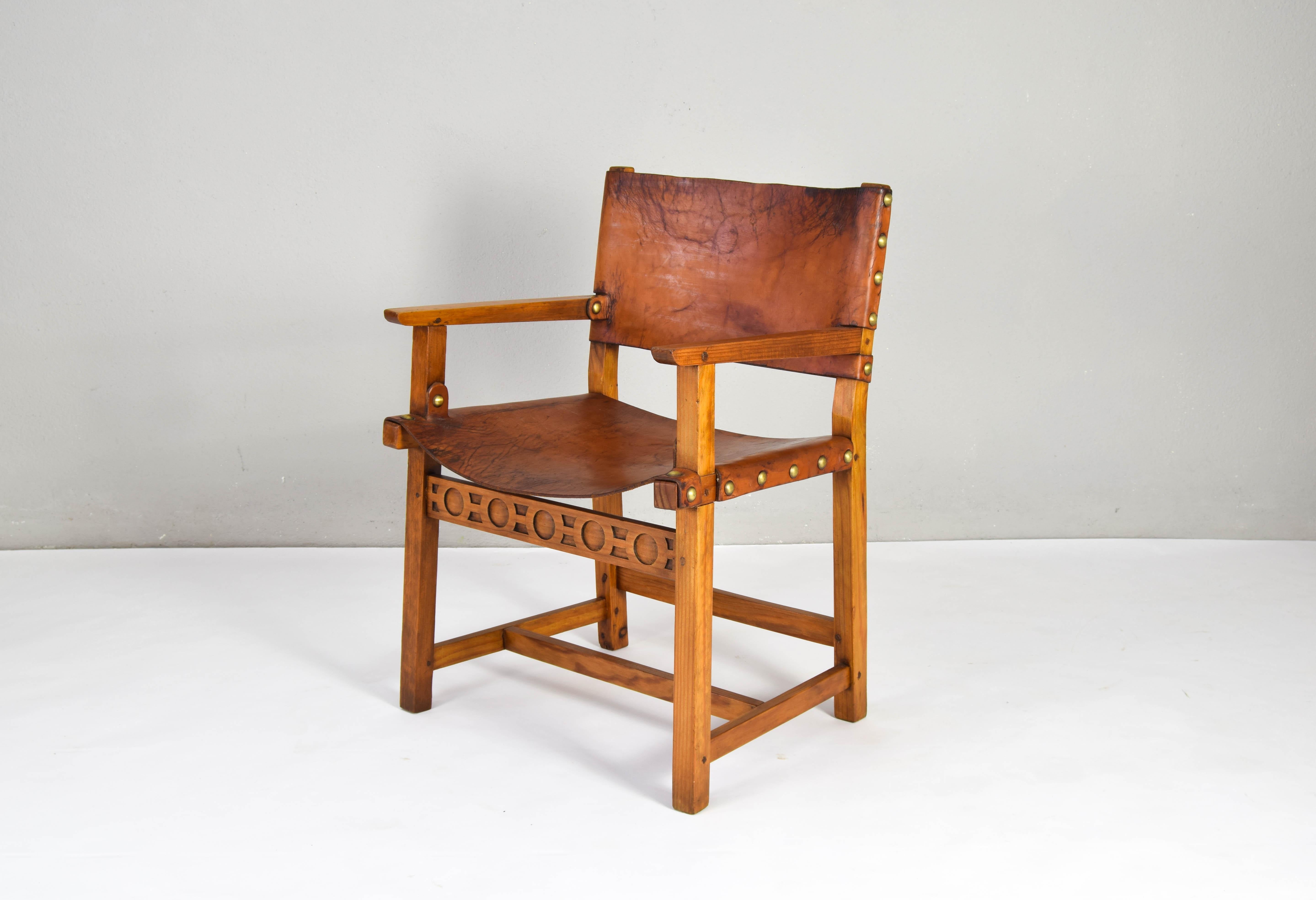 19th Century Oak and Cognac Leather Brutalist Castellana Spanish Armchair In Good Condition For Sale In Escalona, Toledo