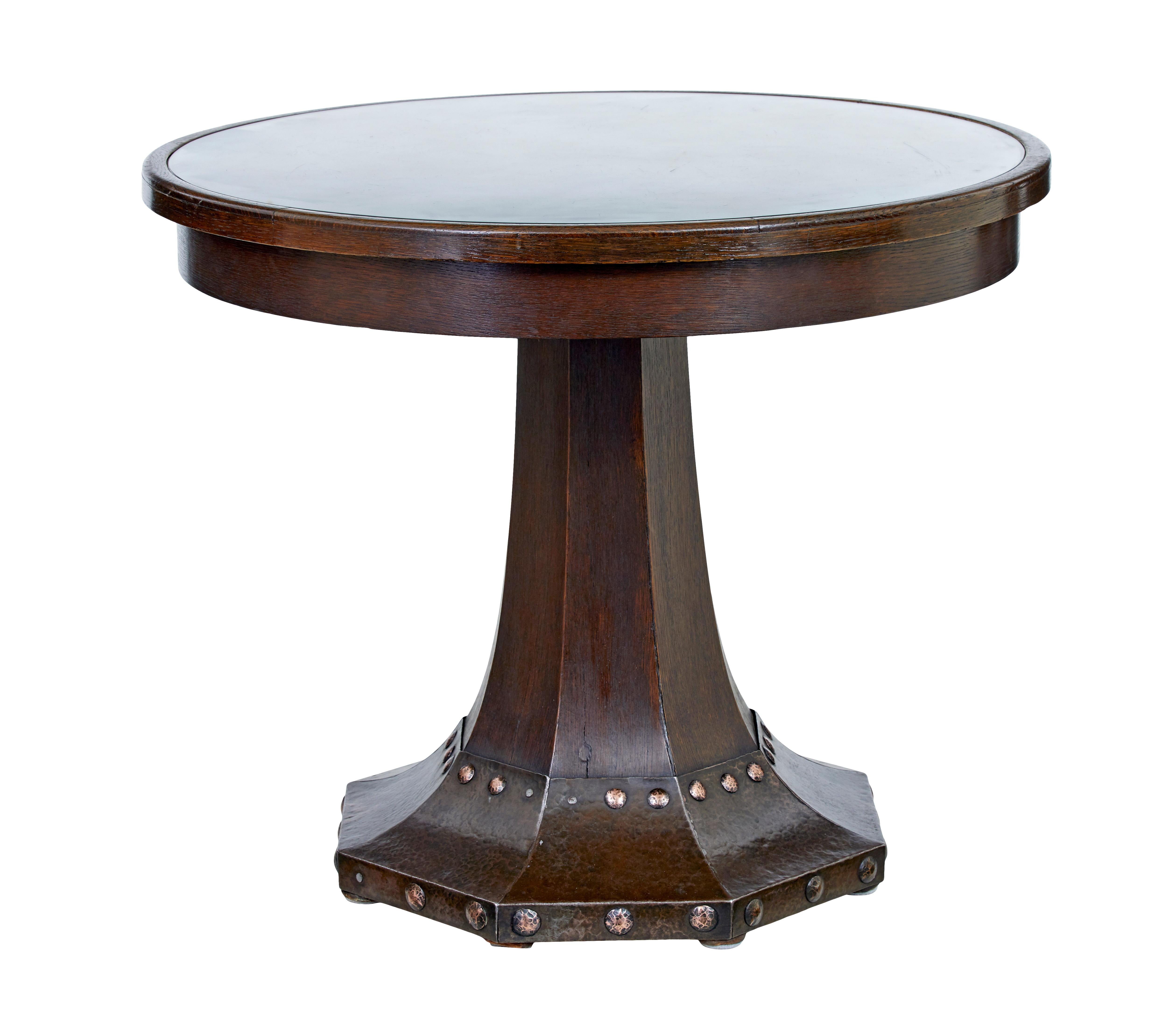 Vernissé Table de centre du 19e siècle en chêne et cuivre Aesthetic Movement en vente