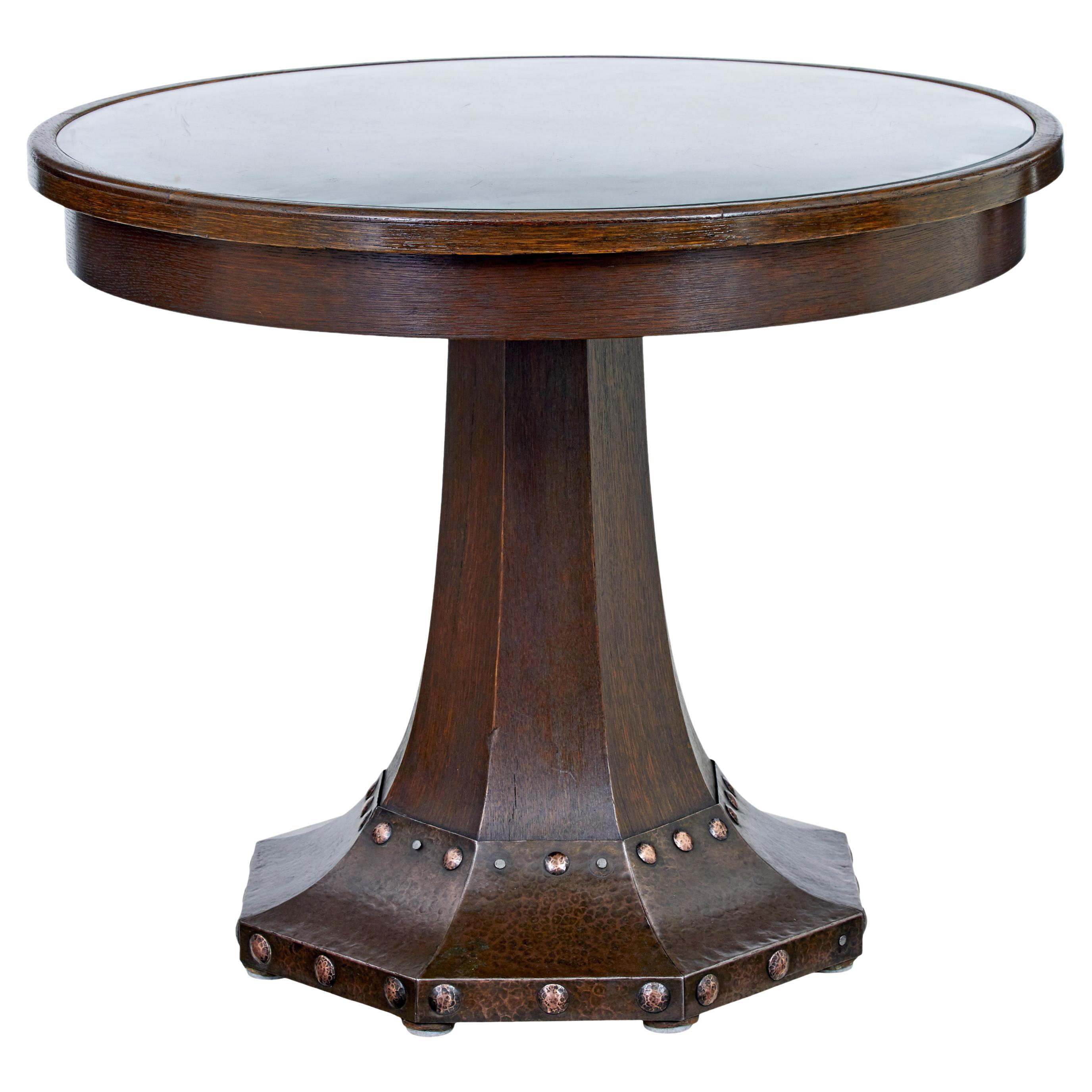 Table de centre du 19e siècle en chêne et cuivre Aesthetic Movement en vente