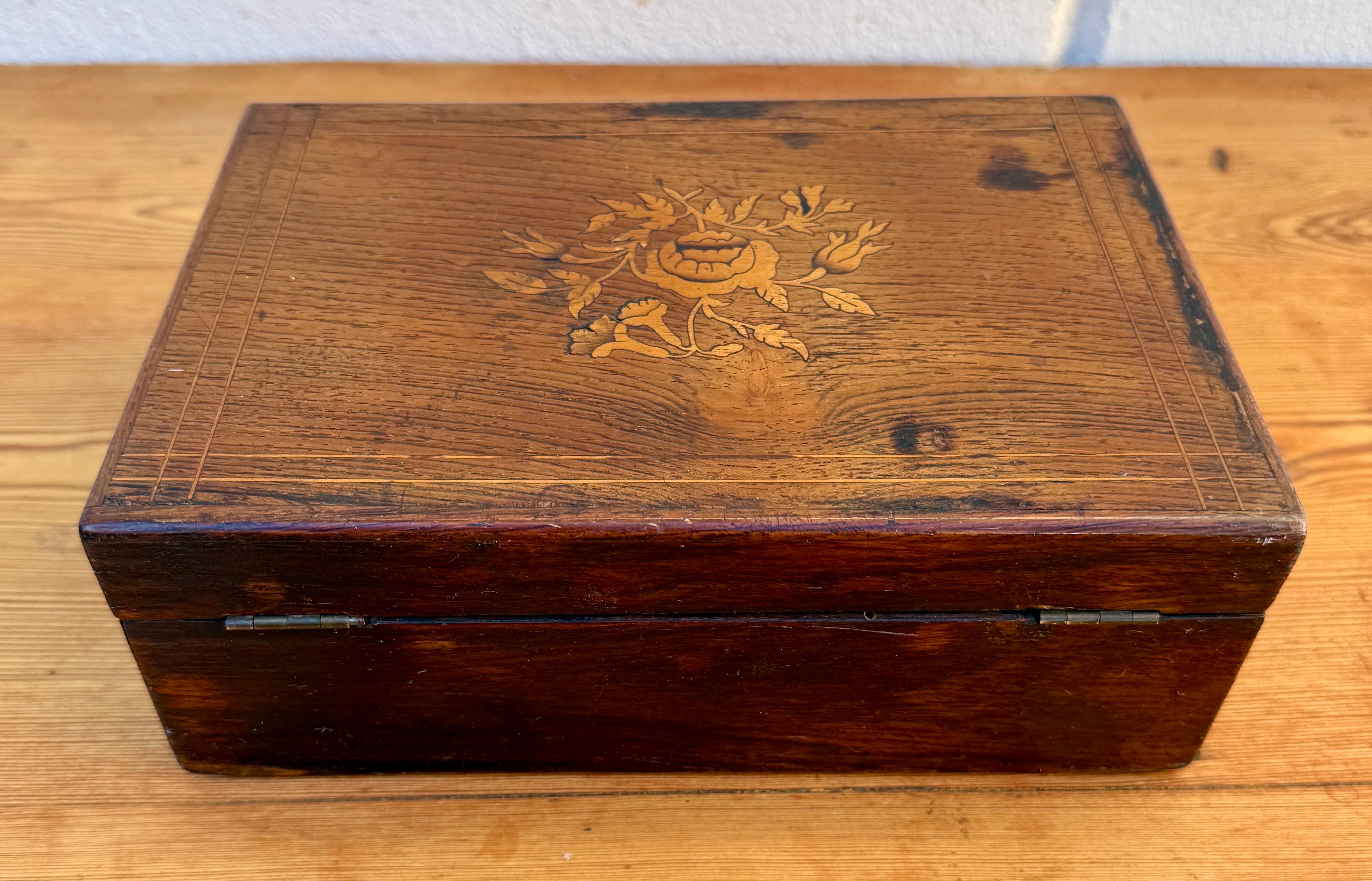 Boîte à bijoux en intarsia en chêne et bois de fruitiers du 19e siècle en vente 3