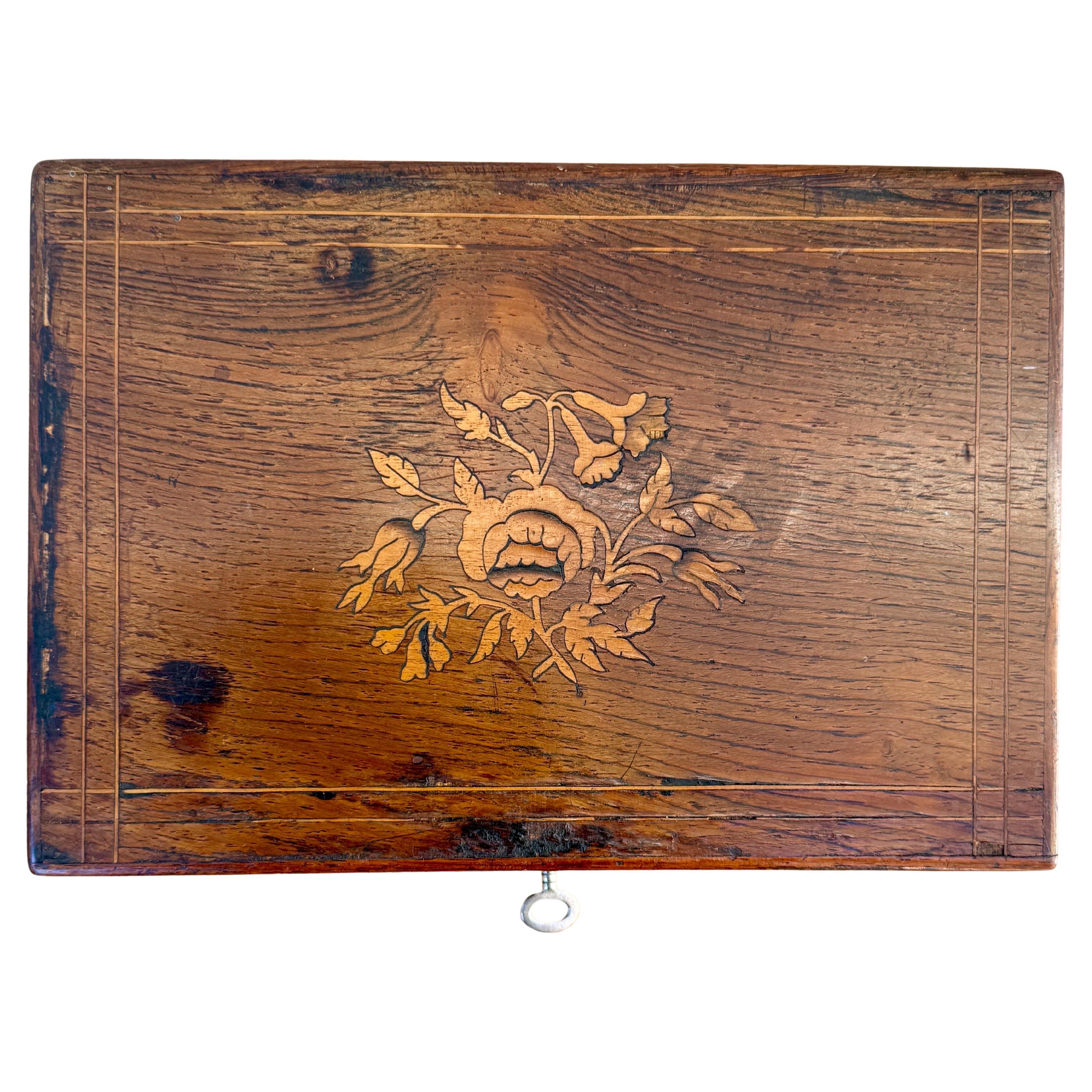 Biedermeier Boîte à bijoux en intarsia en chêne et bois de fruitiers du 19e siècle en vente