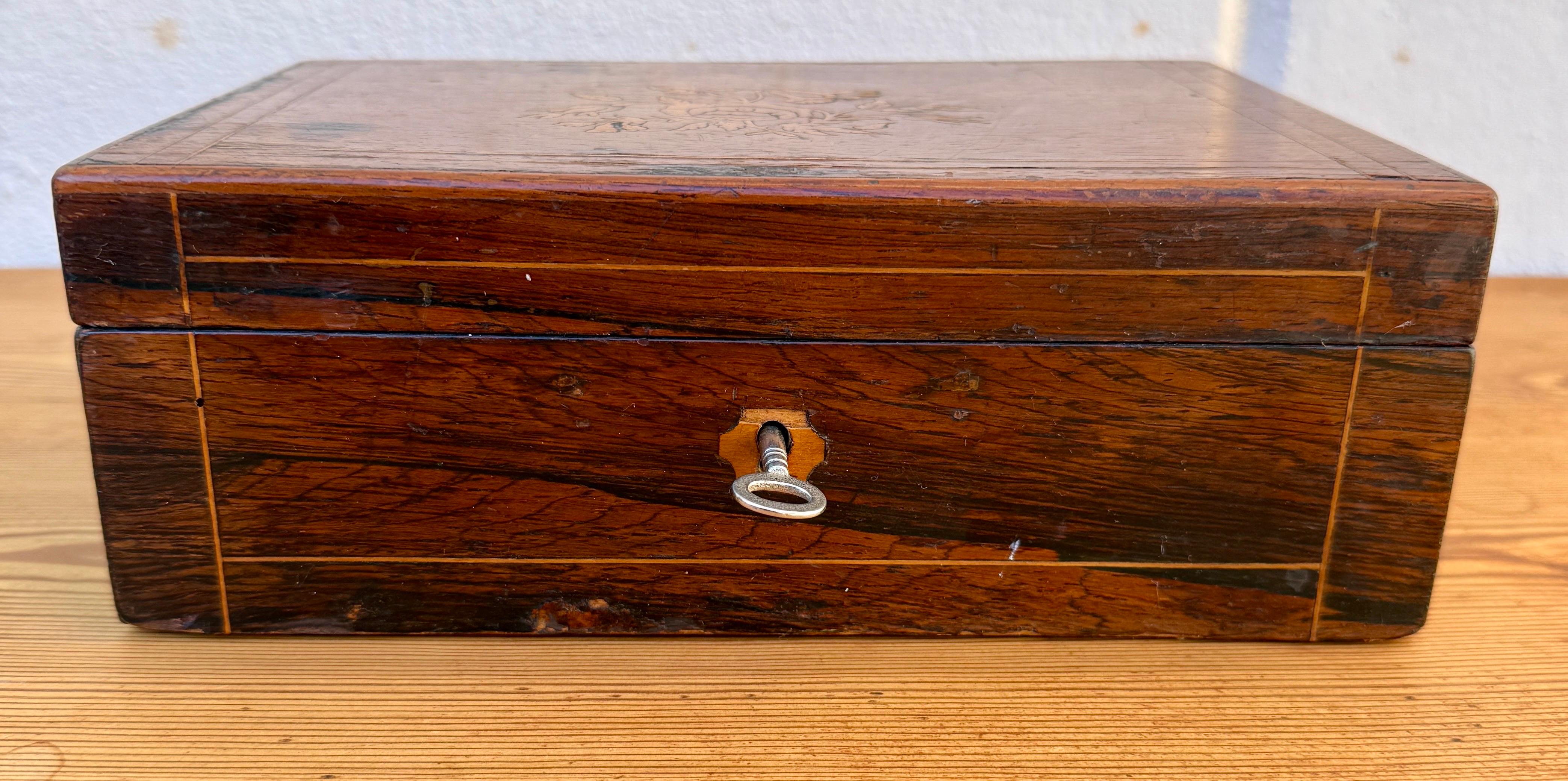 Boîte à bijoux en intarsia en chêne et bois de fruitiers du 19e siècle en vente 1