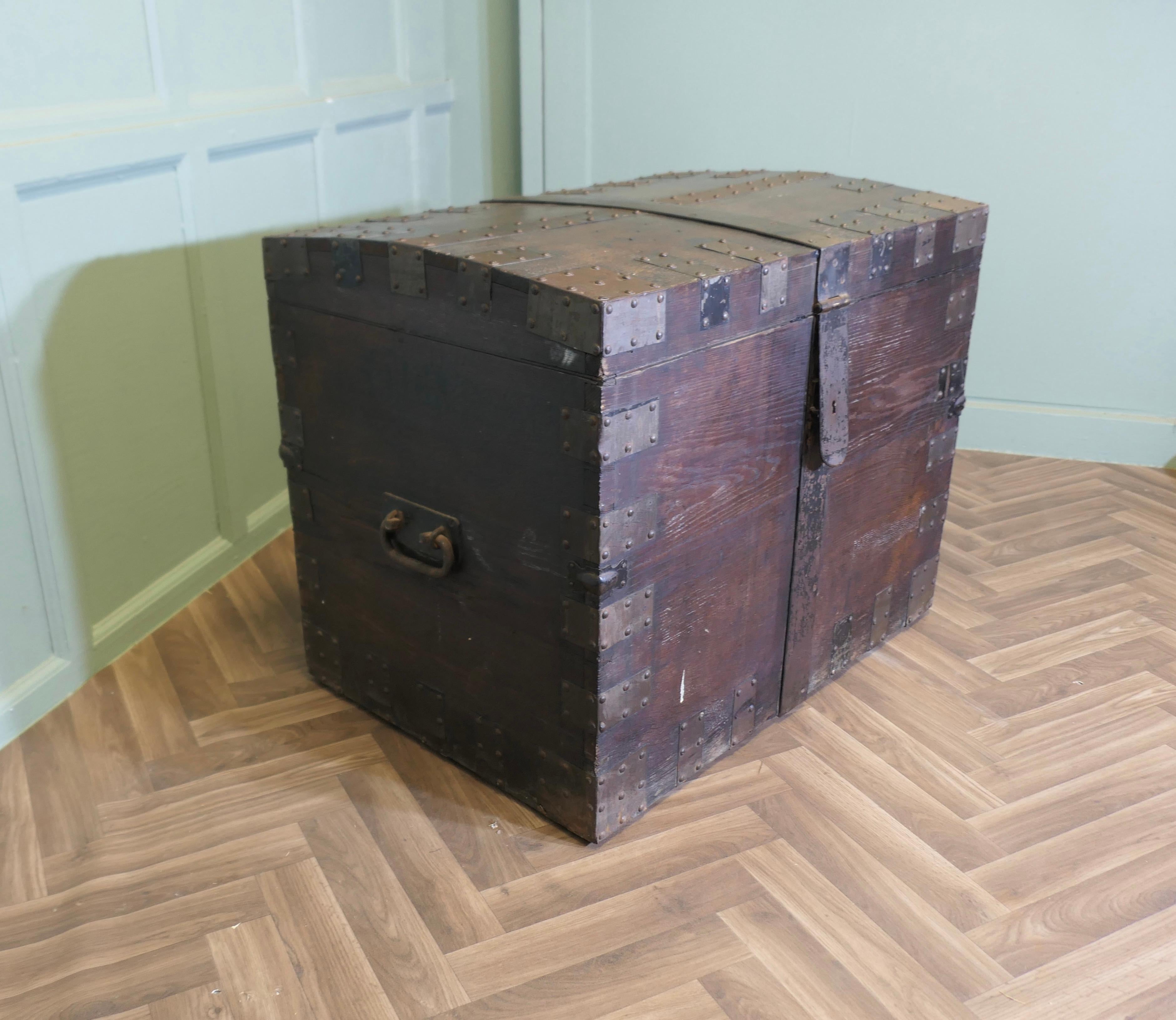 Cassapanca in Oak e ferro a bande d'argento del XIX secolo

Questo grazioso scrigno d'argento è molto pesante e presenta una bordatura in ferro agli angoli e ai bordi per una maggiore resistenza e sicurezza; lo scrigno è dotato di maniglie e di un