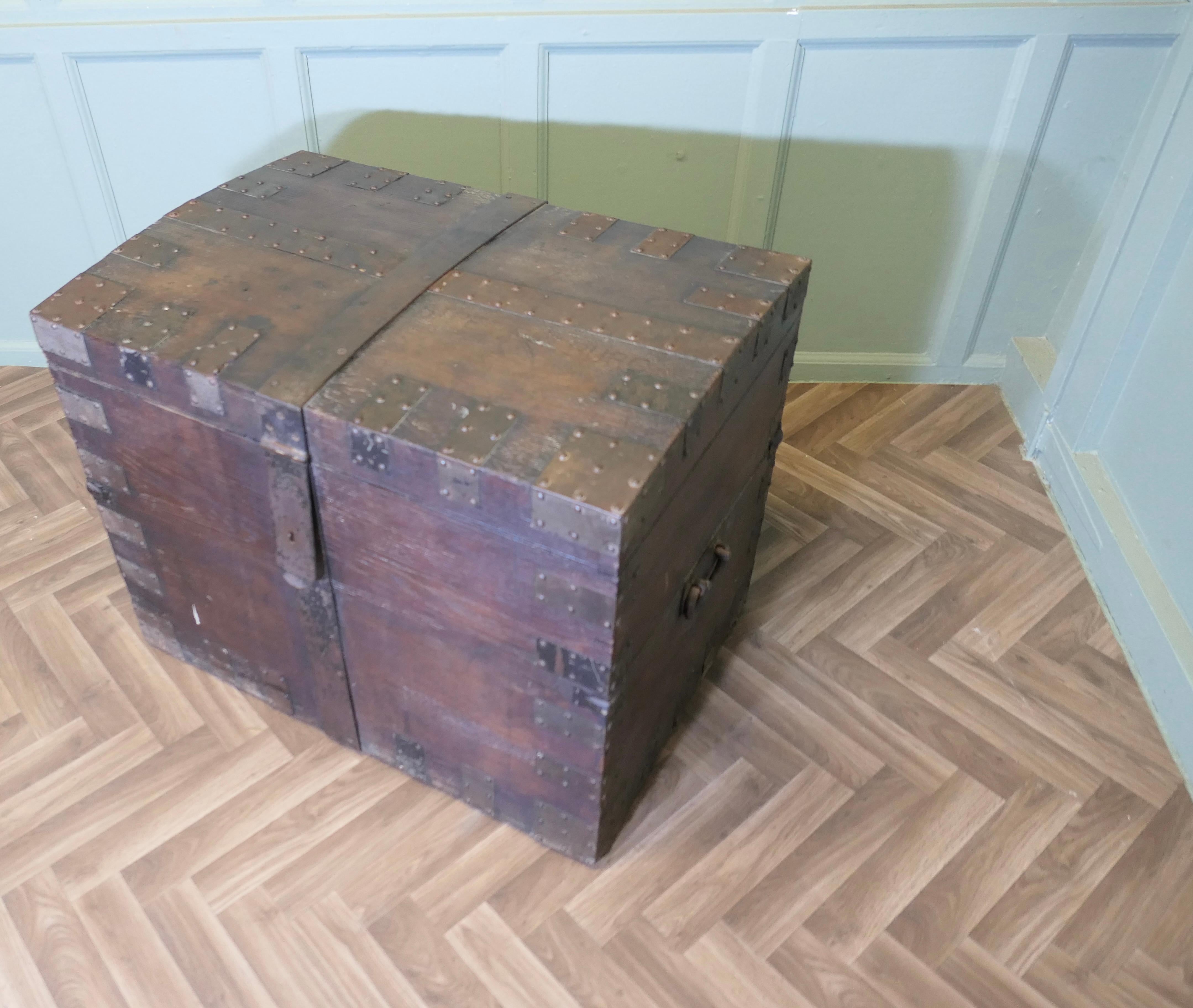 Cassapanca in Oak e ferro a bande d'argento del XIX secolo  Questo grazioso scrigno d'argento in vendita 1