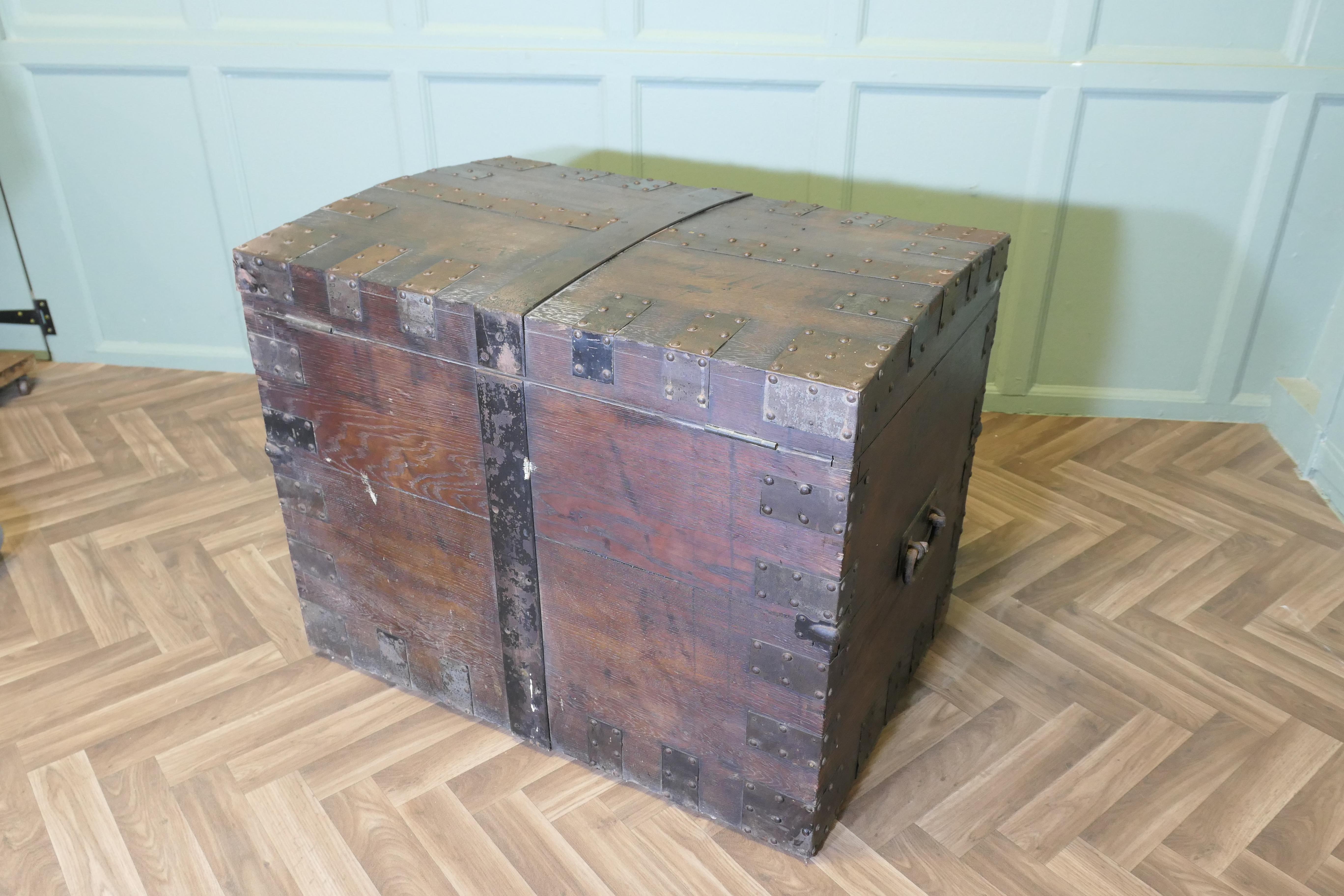 Cassapanca in Oak e ferro a bande d'argento del XIX secolo  Questo grazioso scrigno d'argento in vendita 2