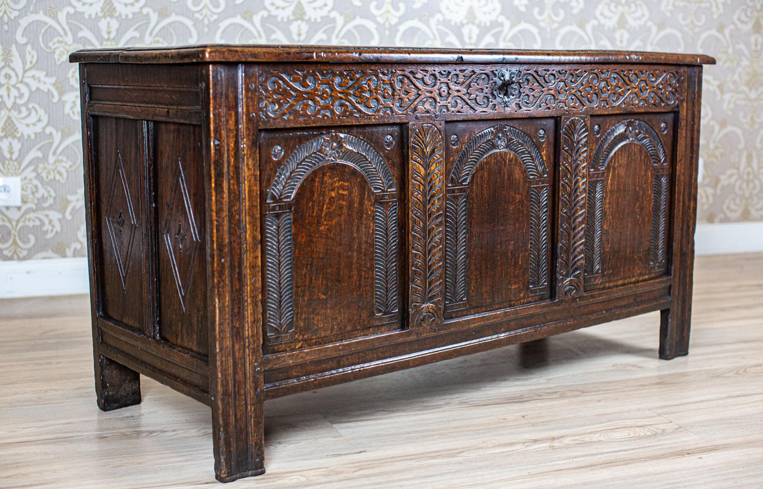 19th-Century Oak Cassone in Carved Floral Patterns For Sale 5