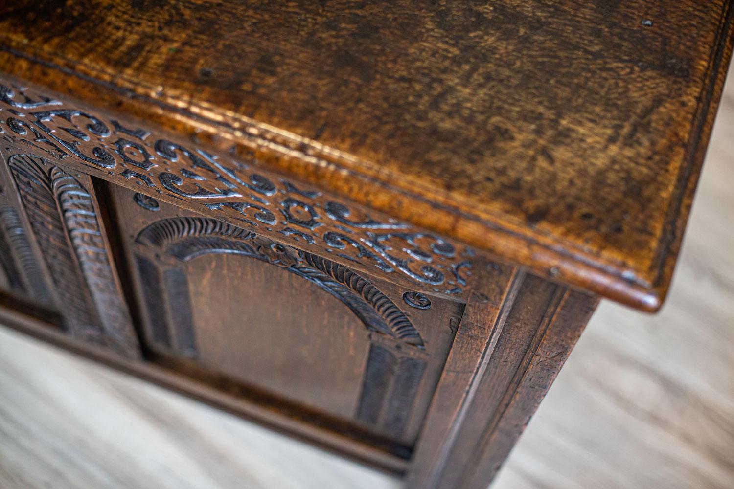 19th-Century Oak Cassone in Carved Floral Patterns For Sale 7