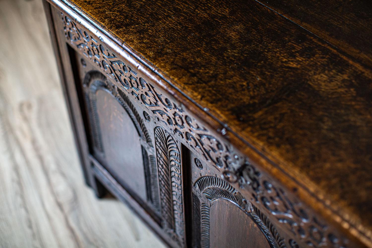 19th-Century Oak Cassone in Carved Floral Patterns For Sale 10