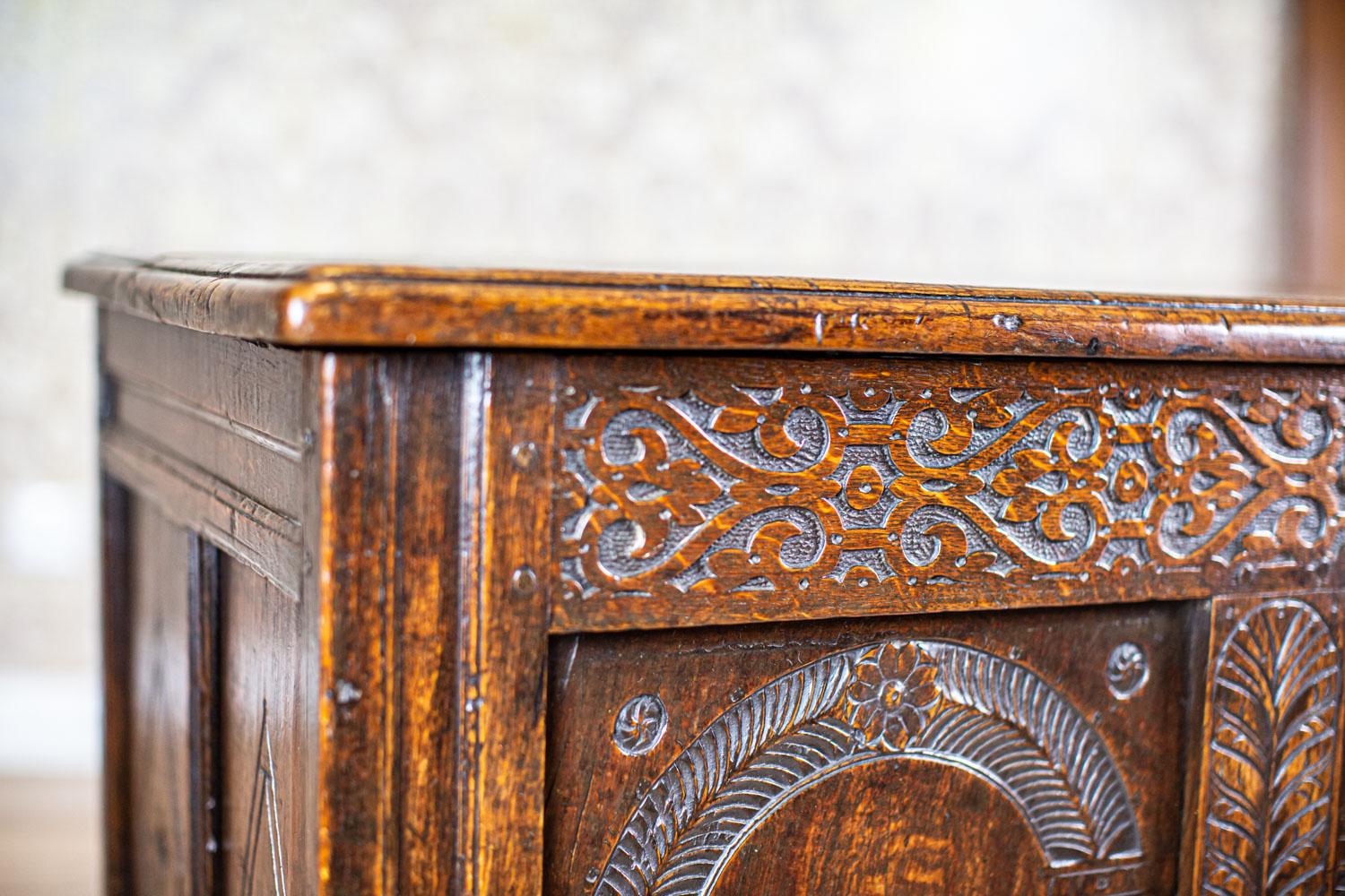 19th-Century Oak Cassone in Carved Floral Patterns For Sale 12