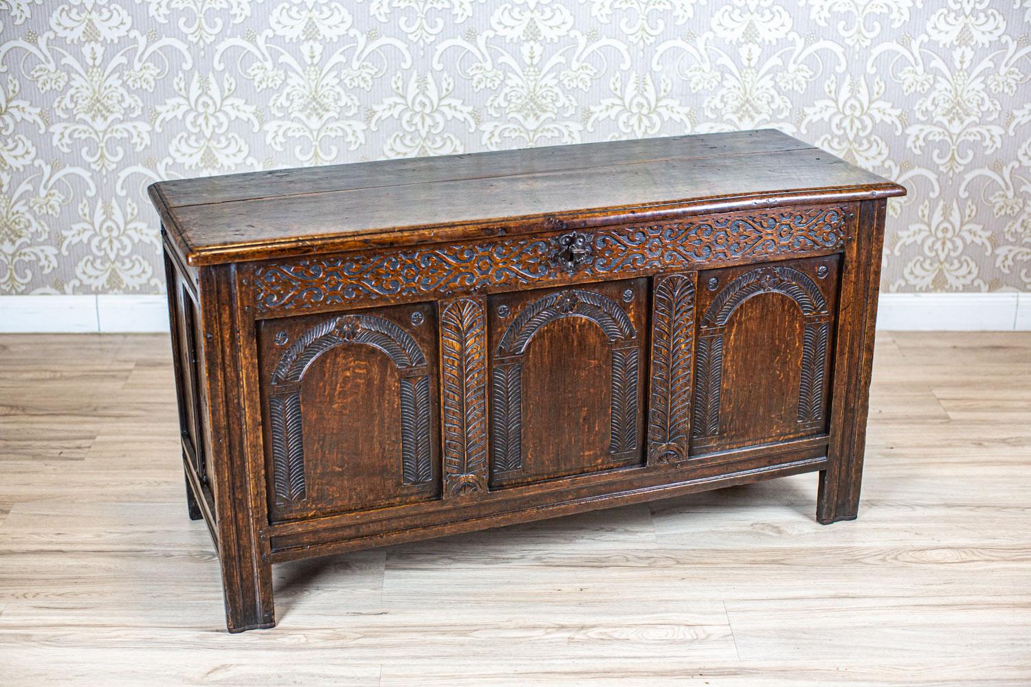 19th-Century Oak Cassone in Carved Floral Patterns

We present you this cassone from the 2nd half of the 19th century made of solid oak wood.
The panels on the front and the sides are divided and decorated with floral carved patterns.
The chest is