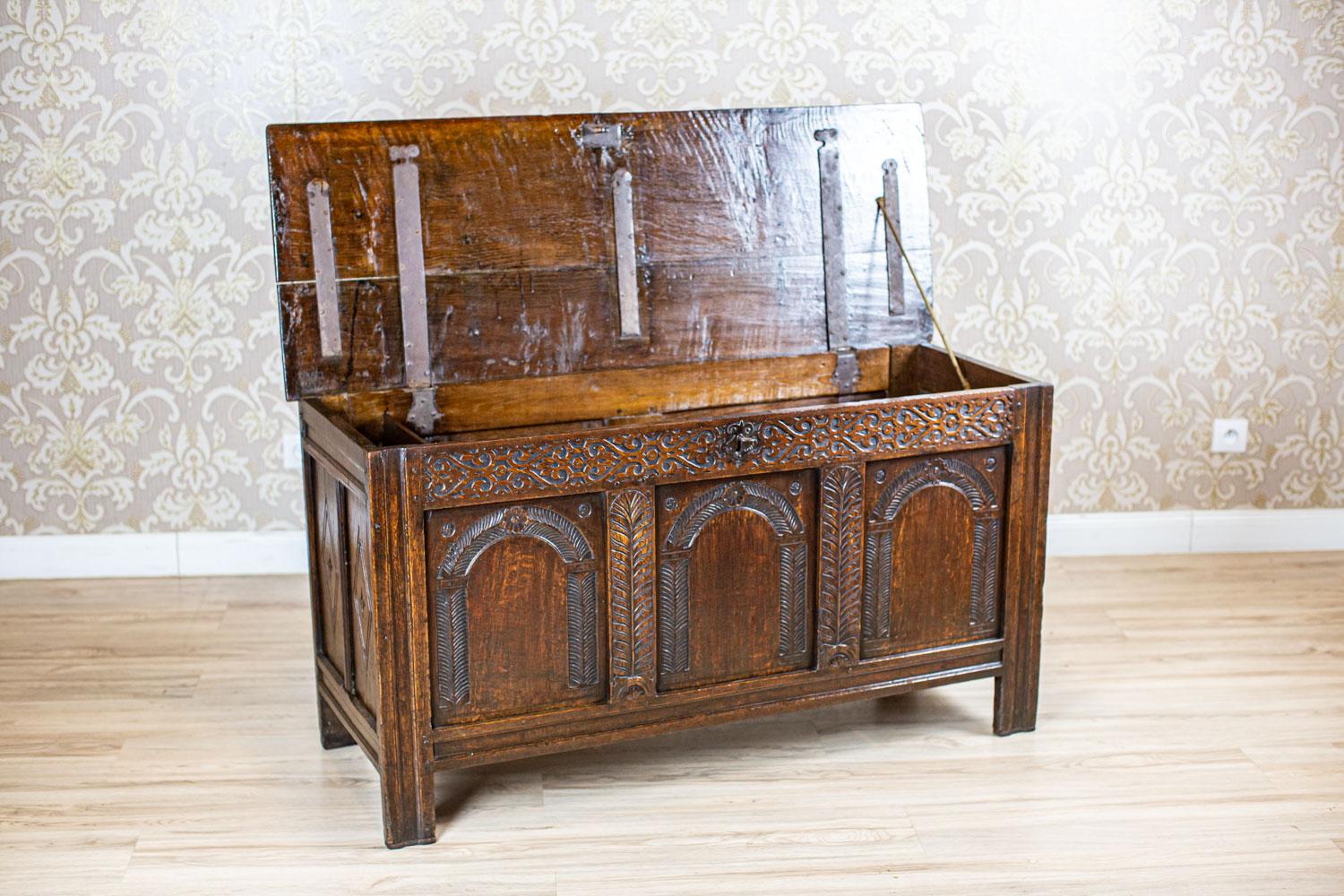 19th-Century Oak Cassone in Carved Floral Patterns In Good Condition For Sale In Opole, PL
