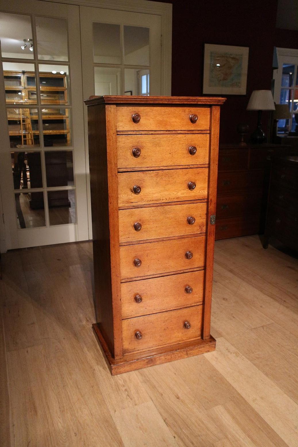 Antique oak Wellington chest of drawers in good and completely original condition. The drawers can be closed with the right stile. This is a typical feature of a wellington chest of drawers. Beautiful and practical piece of furniture.

Origin: