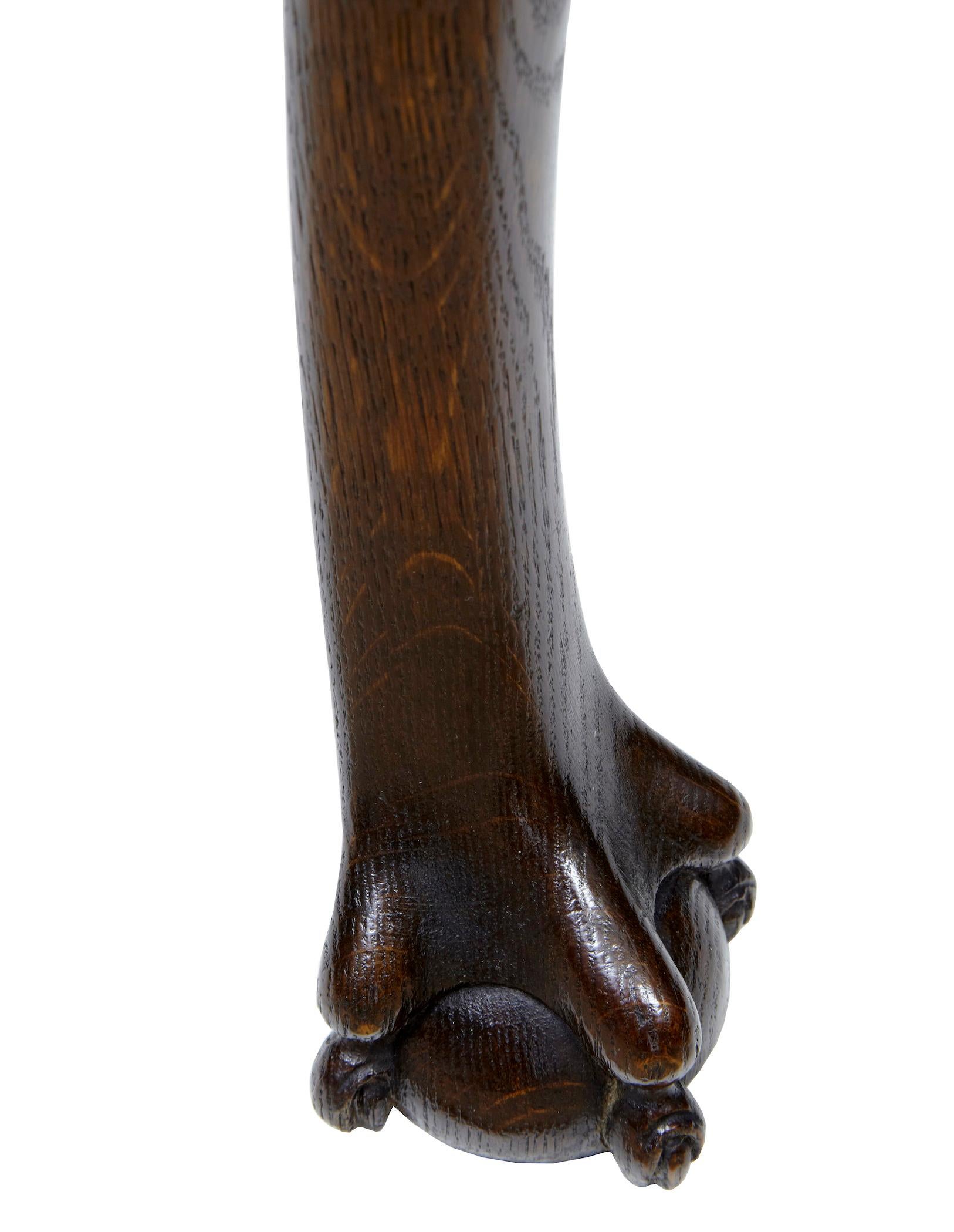 Table à plateau d'onyx en chêne du XIXe siècle, d'influence chippendale, vers 1890.

Table d'argent inhabituelle avec un plateau en onyx massif. Le tablier façonné descend jusqu'aux quatre pieds cabrioles, qui reposent sur des pieds à griffes et à