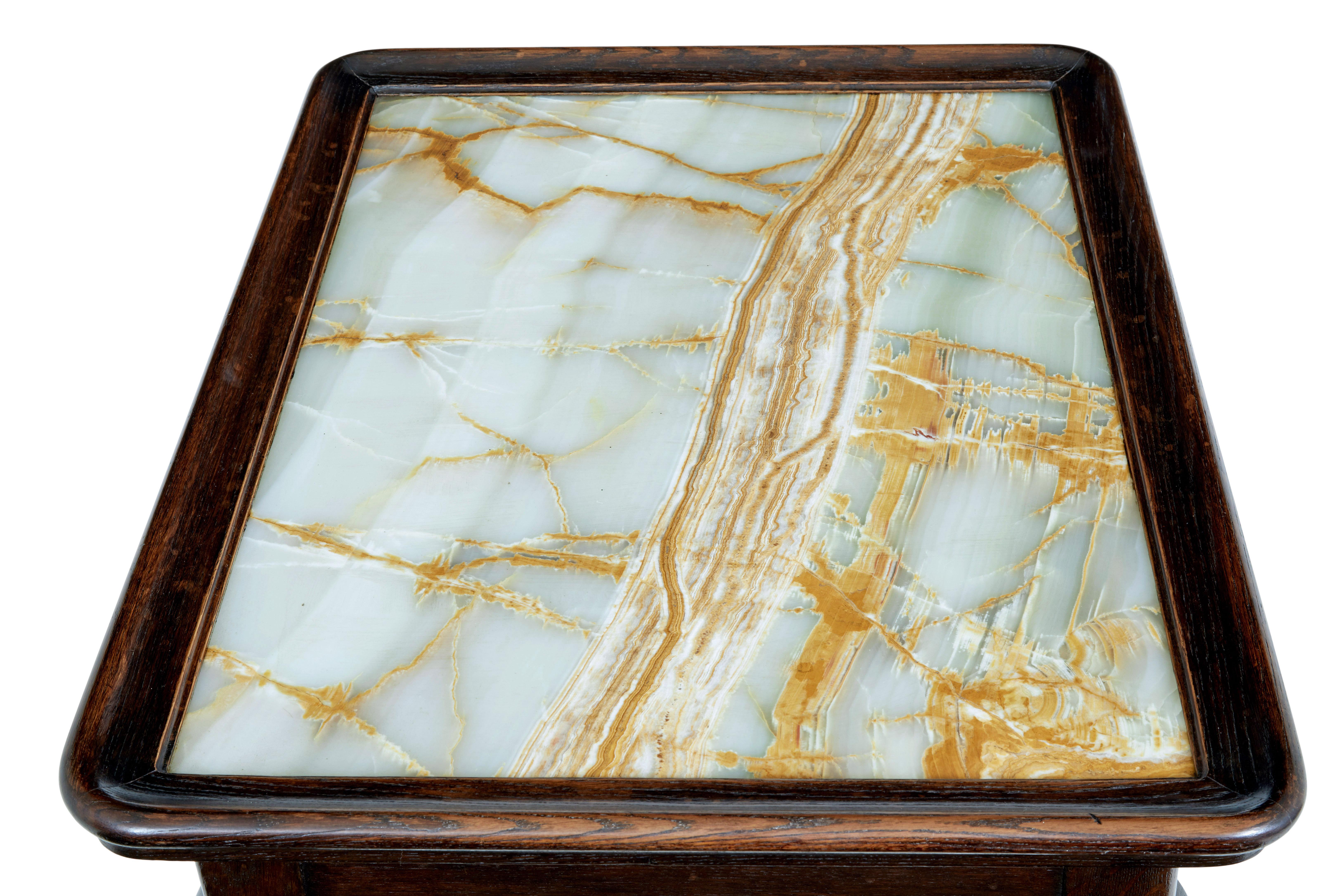 19. Jahrhundert Eiche Chippendale beeinflusst Onyxplatte Tisch (Geschnitzt) im Angebot