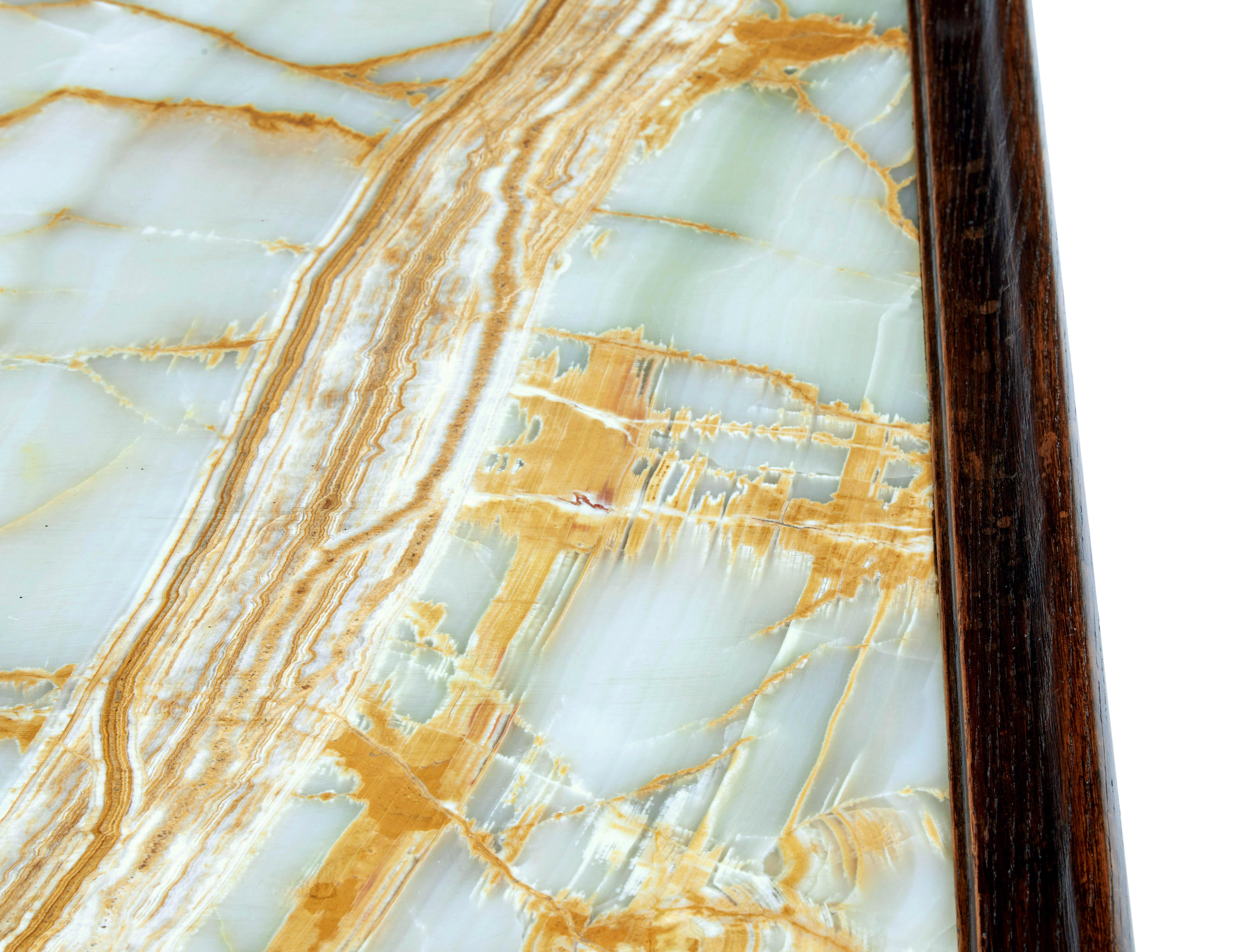 Sculpté Table à plateau en onyx du 19e siècle en chêne d'influence chippendale en vente