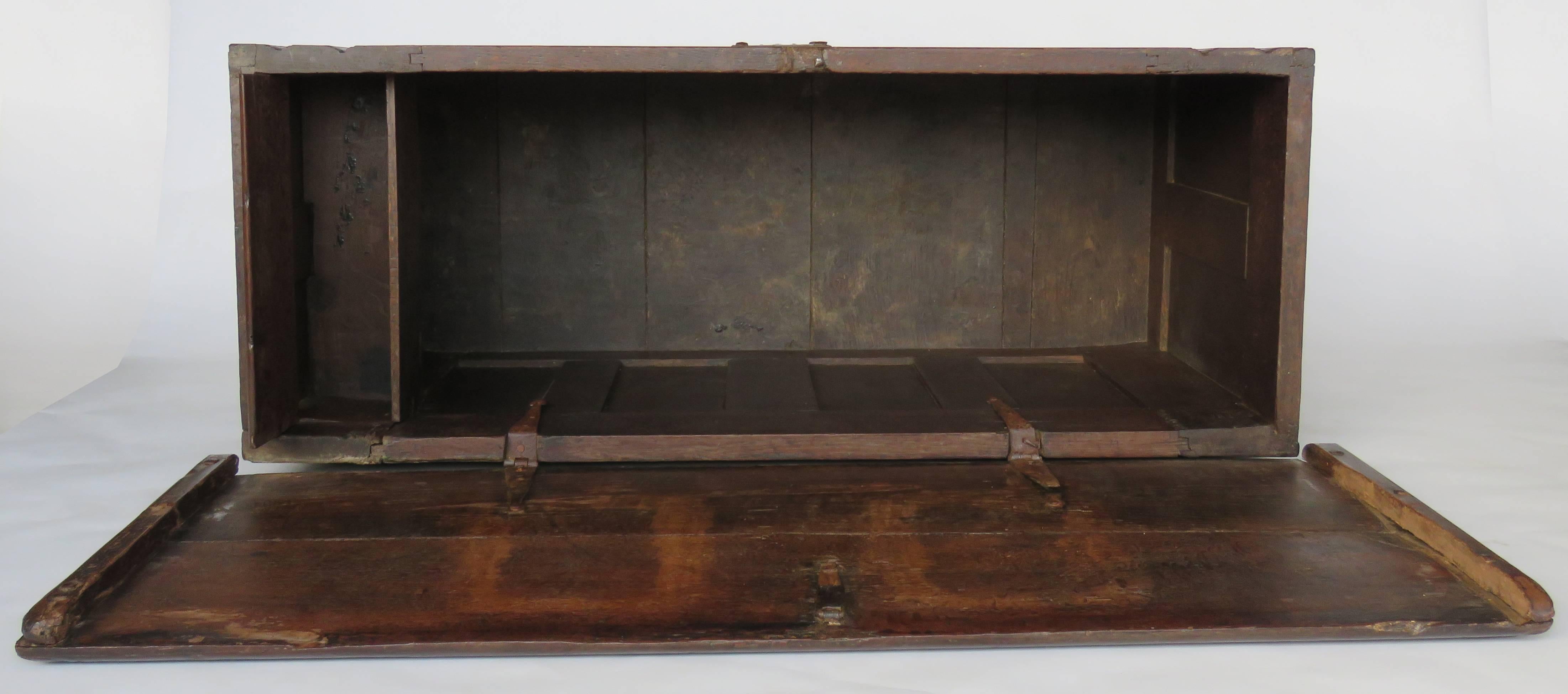 19th Century Oak Coffer, Trunk, Chest of Arms In Good Condition For Sale In Alella, ES