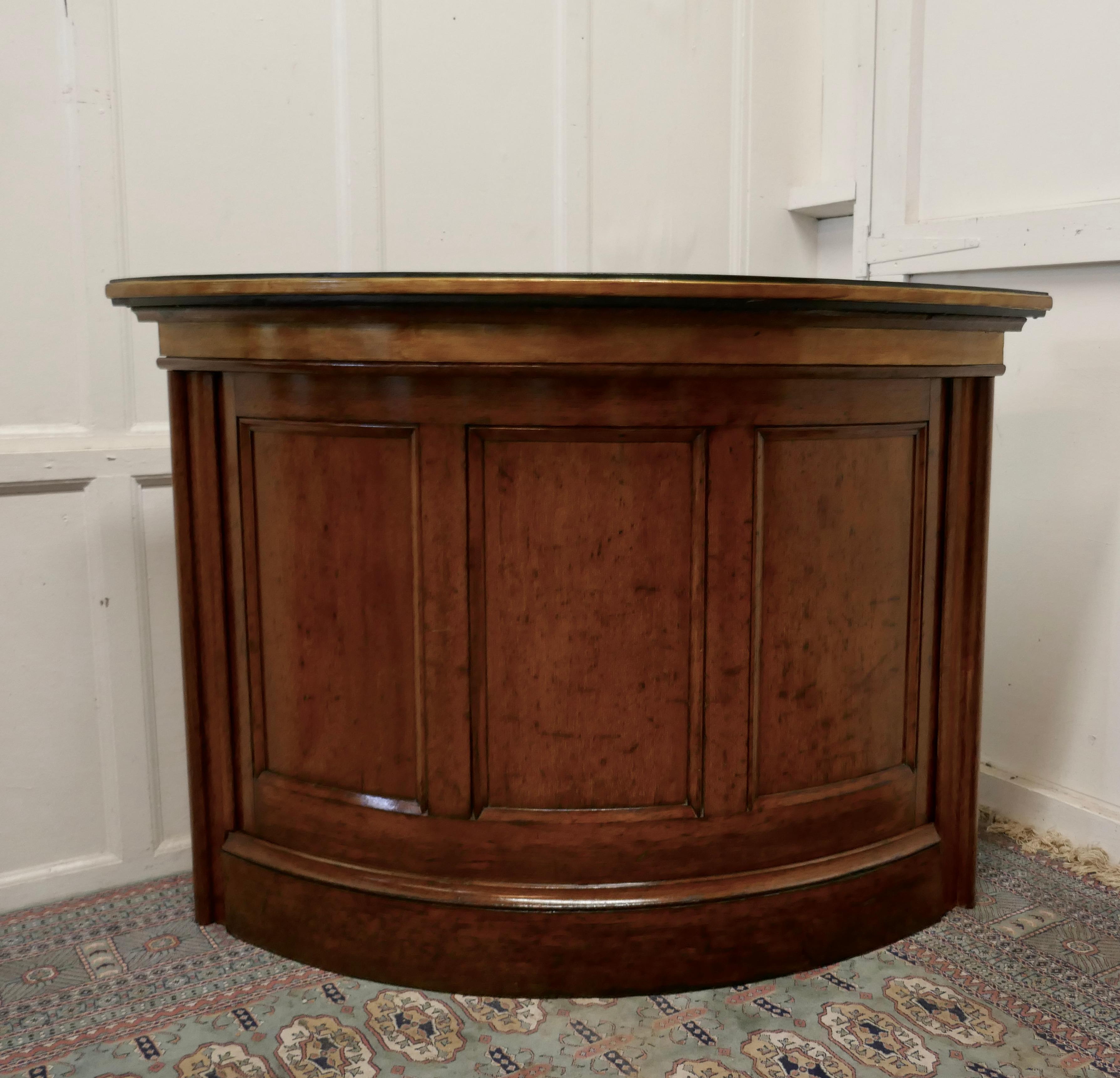 19th century oak Courtroom dock, Restaurant Reception Greeting Station, Greeter

The piece comes from a 19th century Courtroom, it is made in Oak, it has a curved shape with 3 sculptured panels and is gilded around the top edge

This authentic